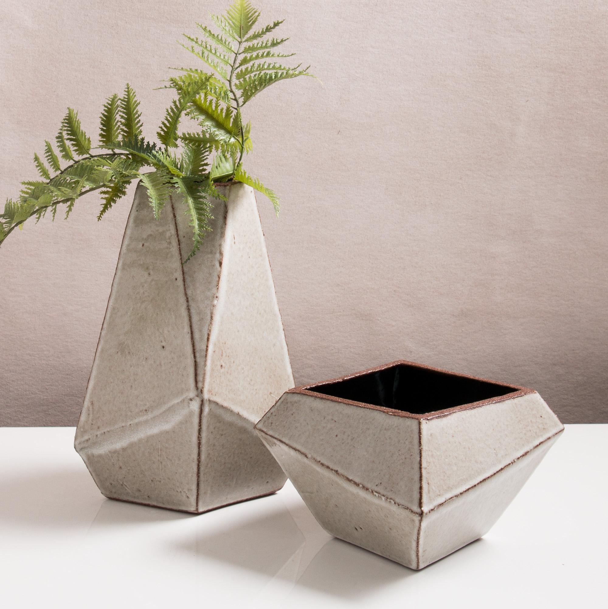 Facet Glossy Gray and Black Modern Tapered Geometric Ceramic Vase im Zustand „Neu“ in Bronx, NY