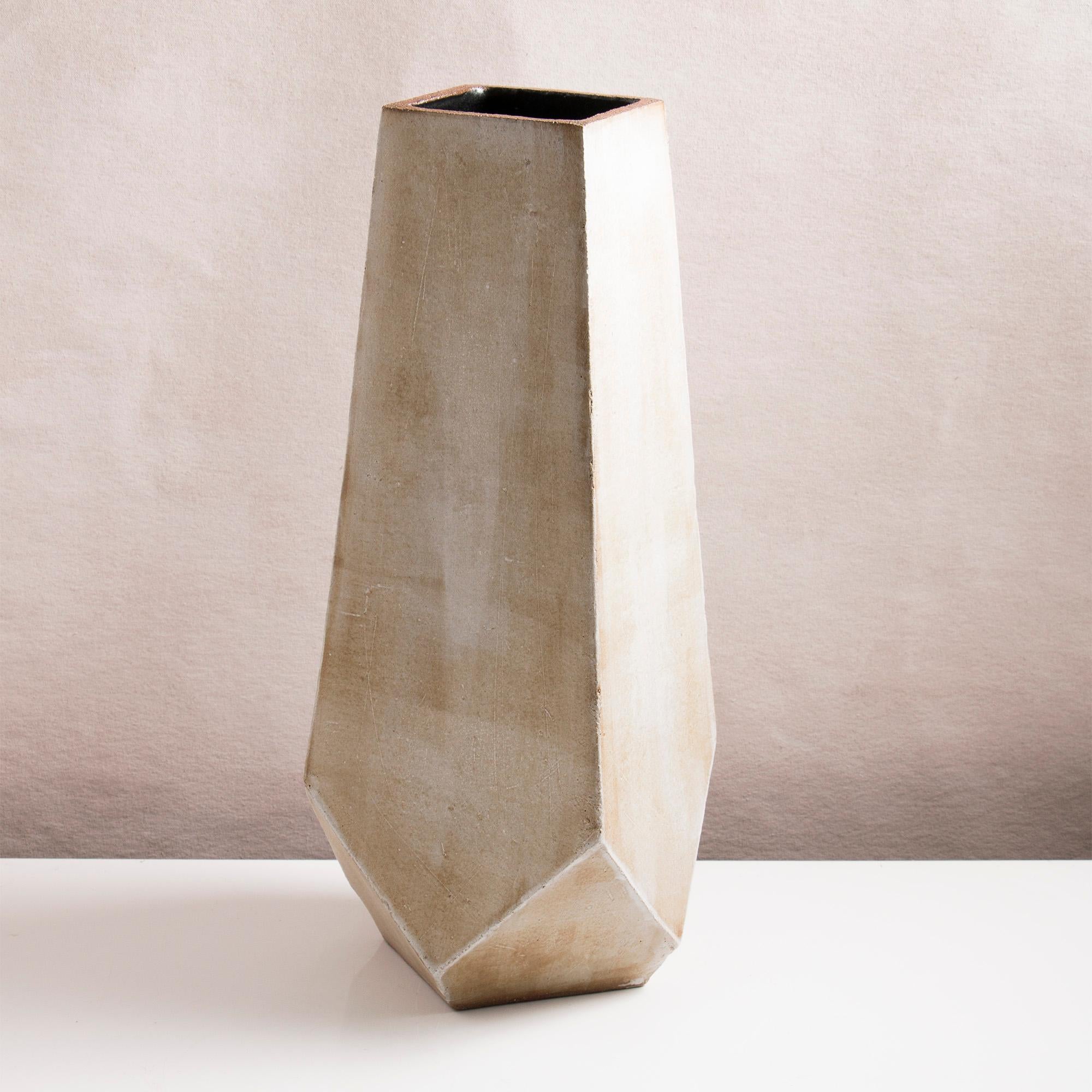 Facet Matte Gray and Black Tall Modern Geometric Ceramic Monument Vase (Moderne) im Angebot