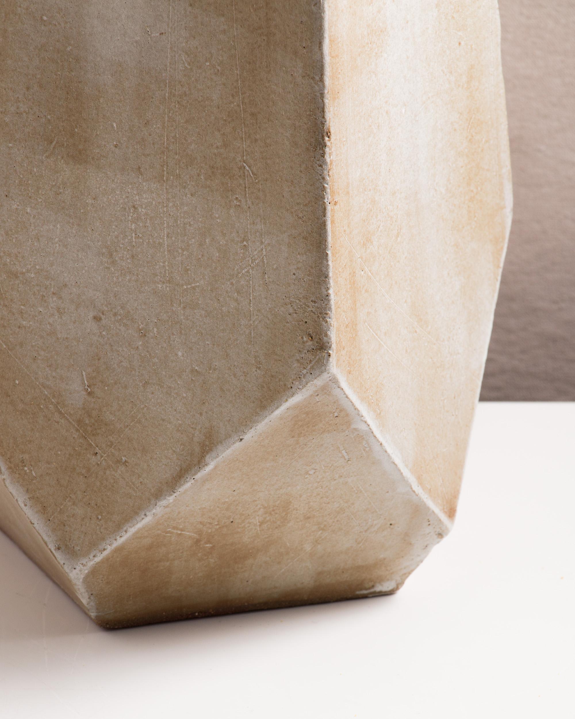 Facet Matte Gray and Black Tall Modern Geometric Ceramic Monument Vase (amerikanisch) im Angebot