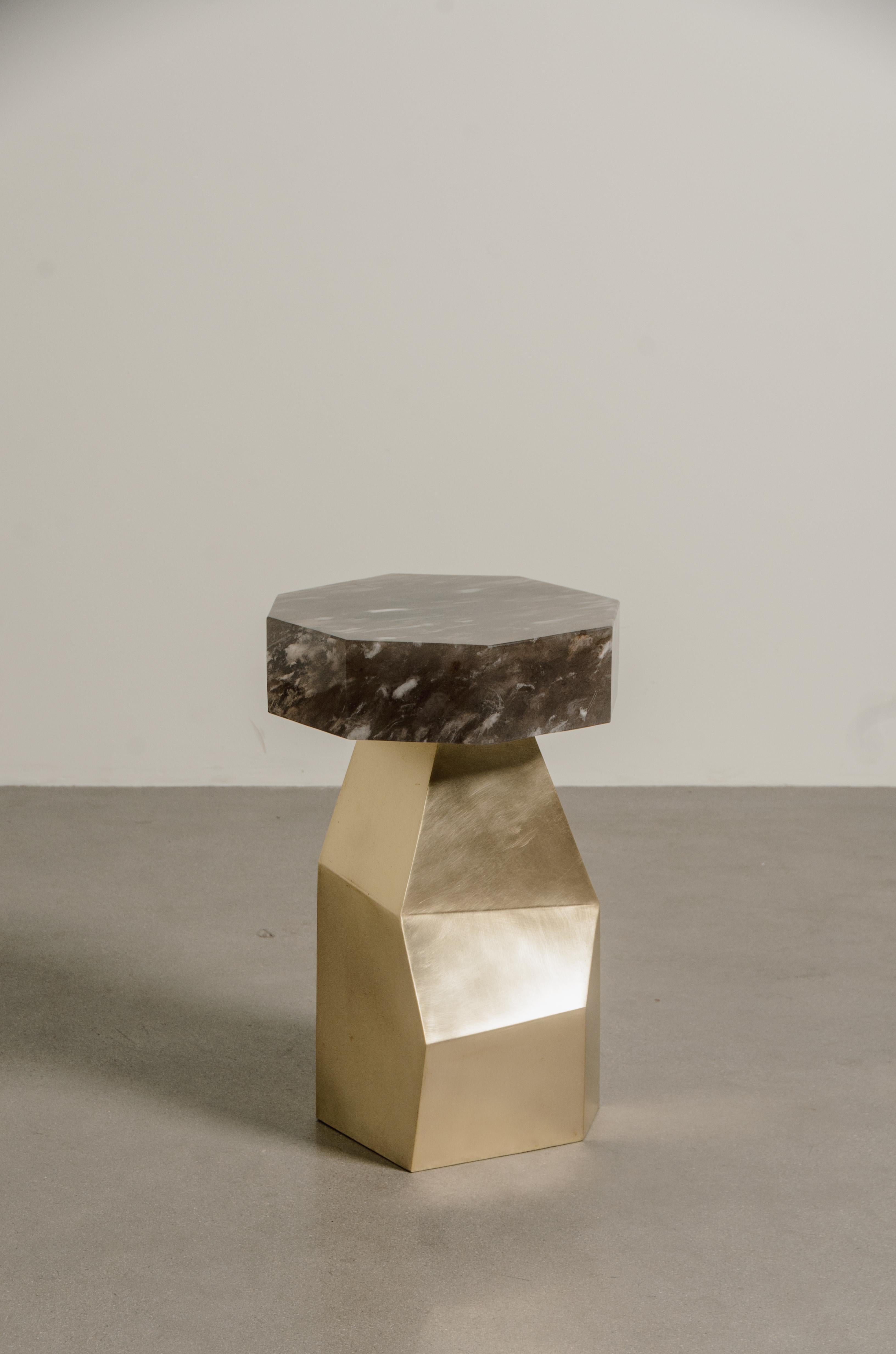 Table d'appoint Facet
Base en laiton
Repoussé à la main
Dessus en cristal fumé
Sculpté à la main
Édition limitée

Chaque pièce est unique et fabriquée individuellement. Les inclusions dans la partie supérieure du cristal de fumée peuvent varier.