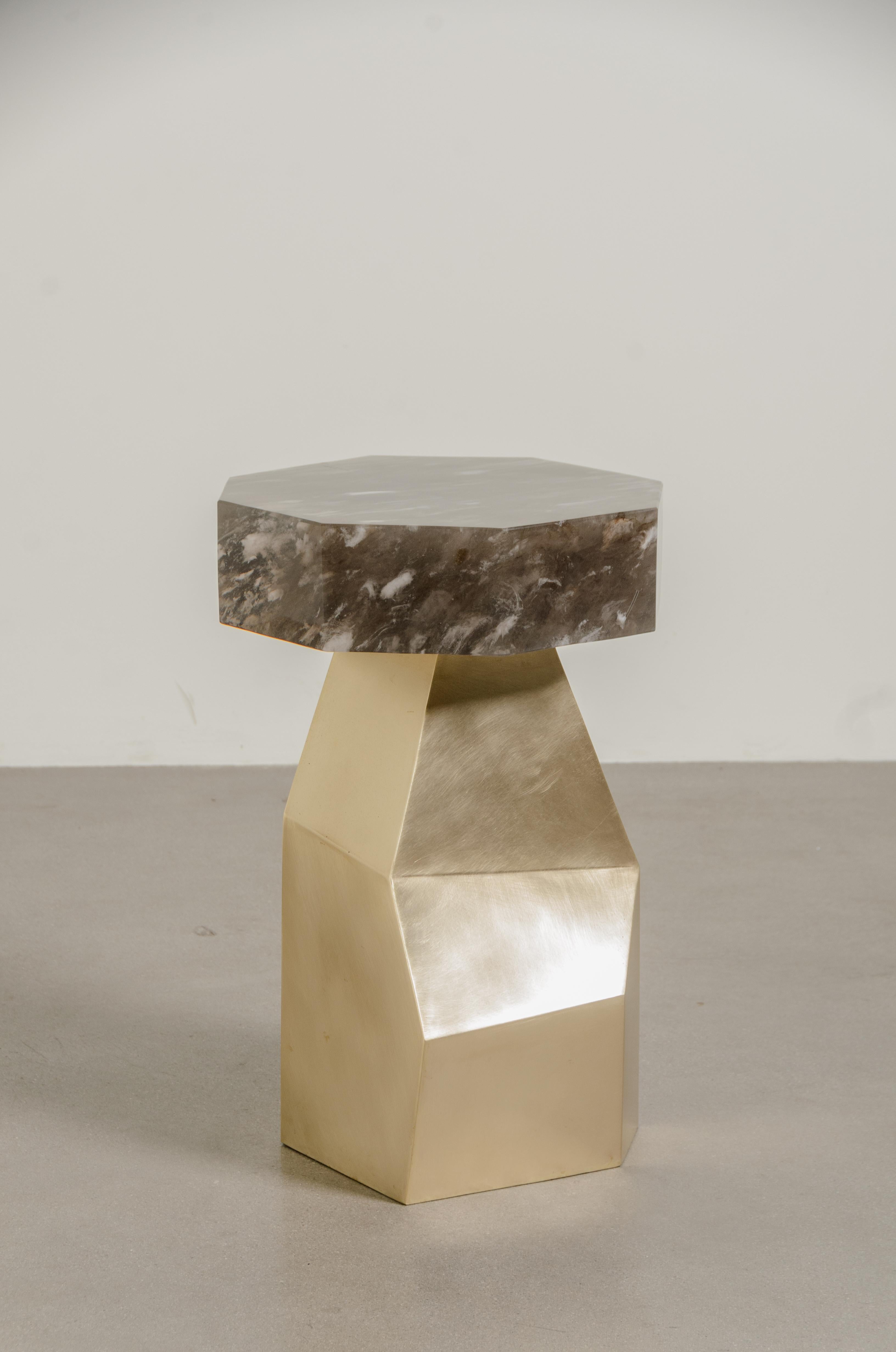 Sculpté à la main Table d'appoint Facet avec plateau octogonal en cristal fumé de Robert Kuo en vente