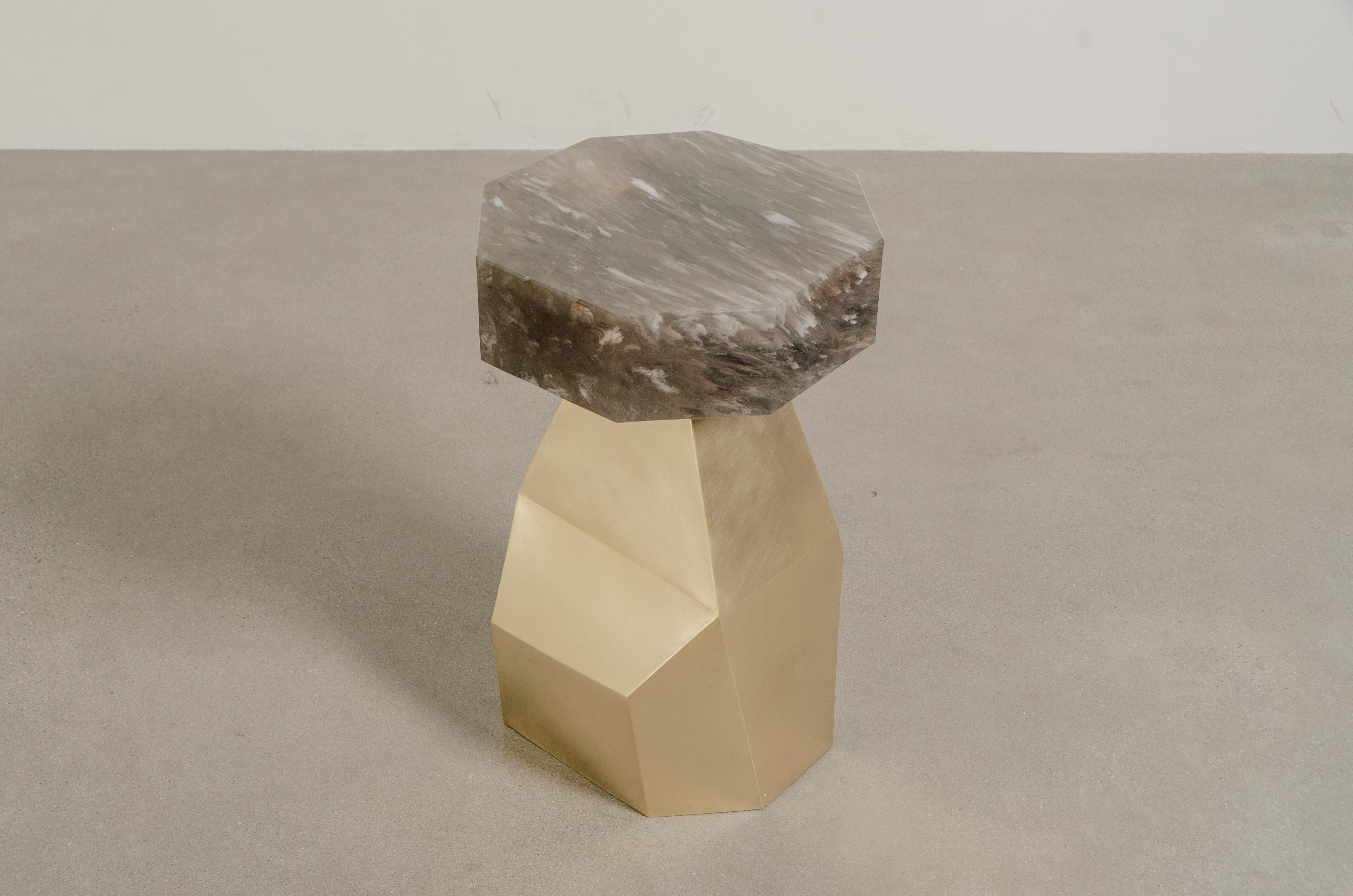 Table d'appoint Facet avec plateau octogonal en cristal fumé de Robert Kuo Neuf - En vente à Los Angeles, CA