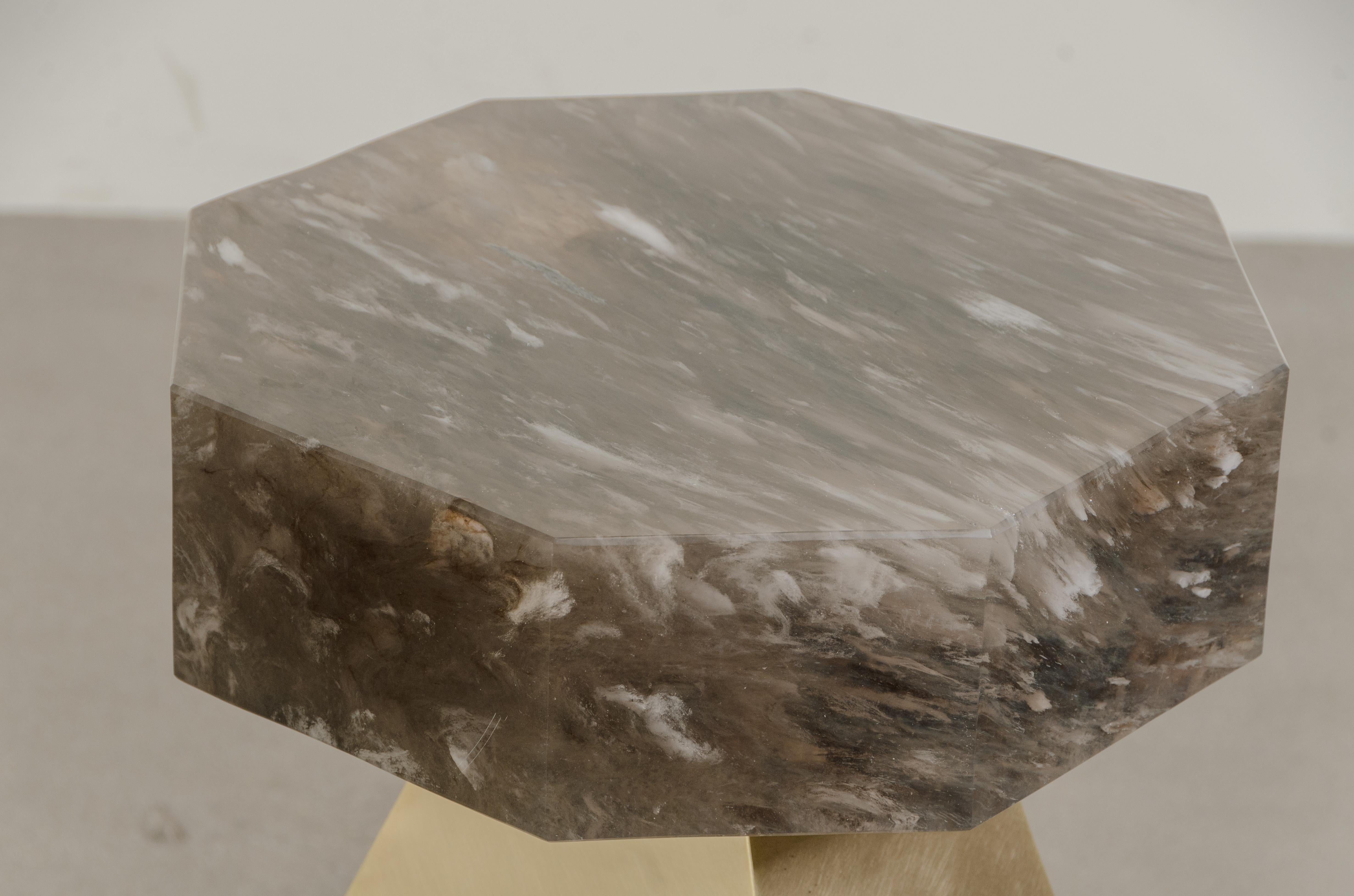 Laiton Table d'appoint Facet avec plateau octogonal en cristal fumé de Robert Kuo en vente