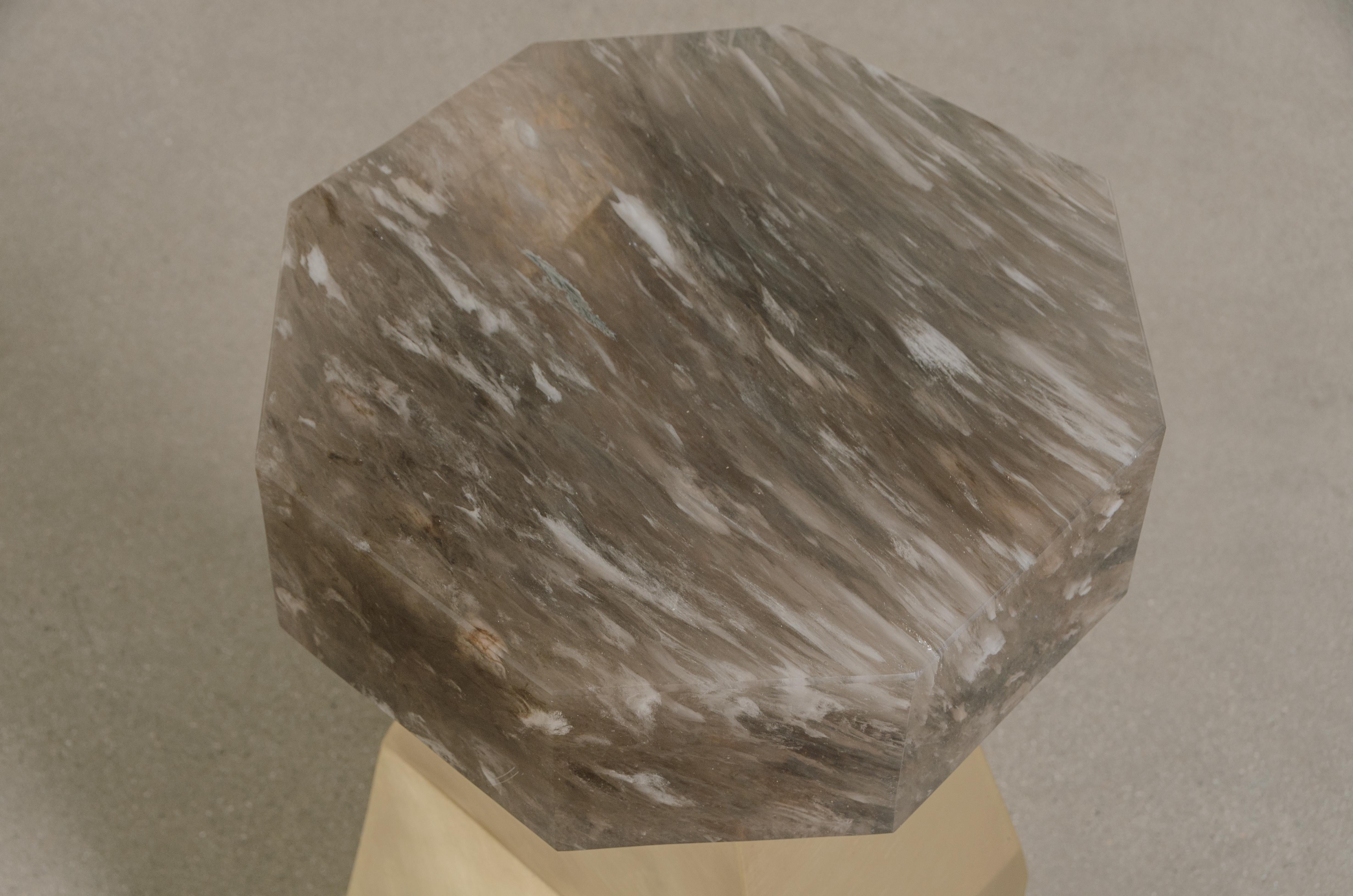 Table d'appoint Facet avec plateau octogonal en cristal fumé de Robert Kuo en vente 1