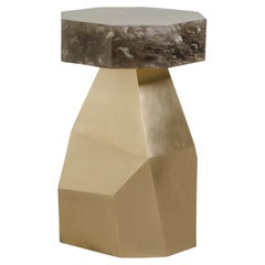 Tavolino Facet in ottone con piano ottagonale in cristallo fumé di Robert Kuo