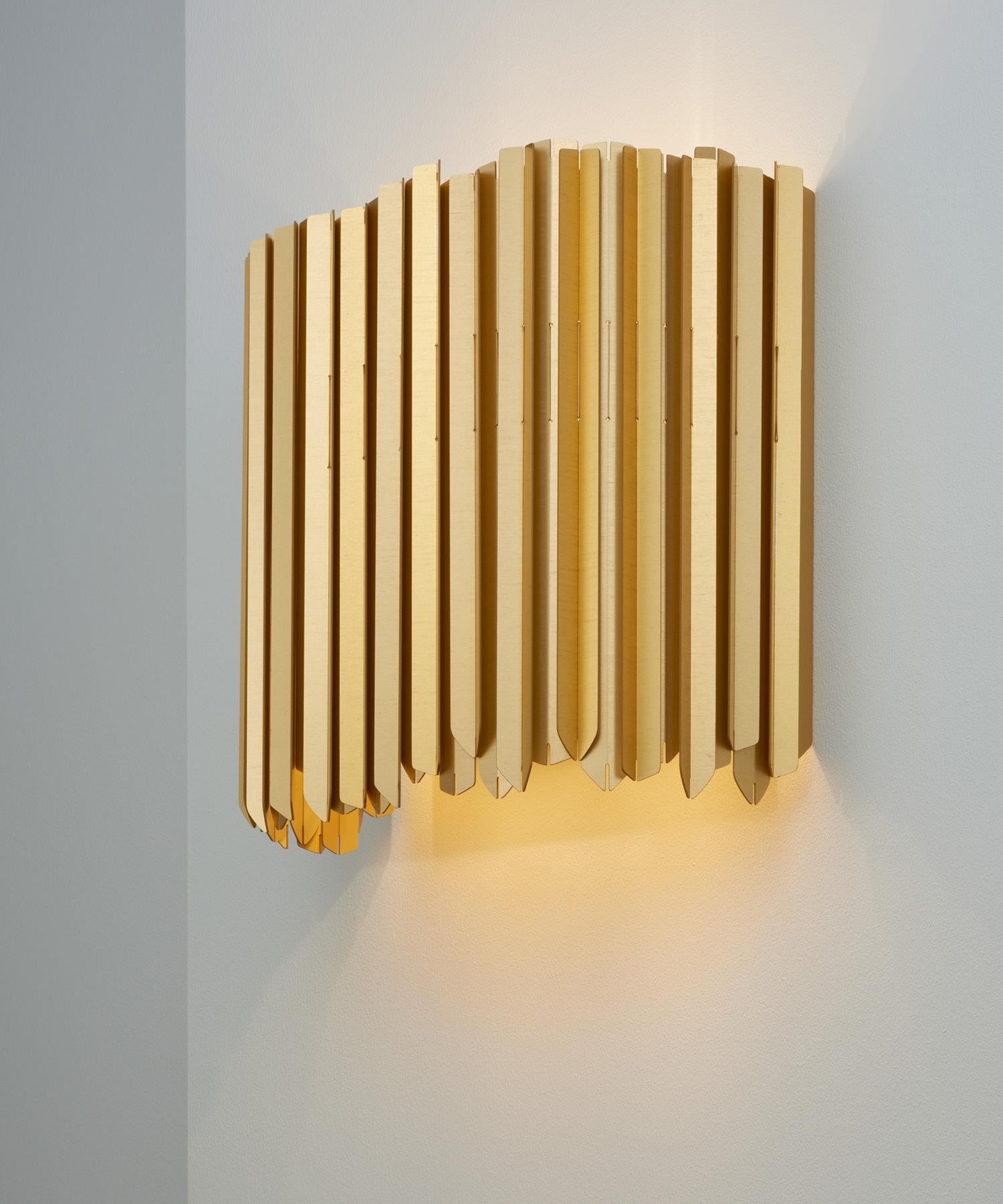 Oggetti in metallo Lampada da parete Facet in oro lucido di Tom Kirk, con certificazione UL in vendita