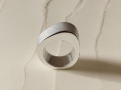 Bague angulaire à facettes en argent 950, par Lucía Rovira
