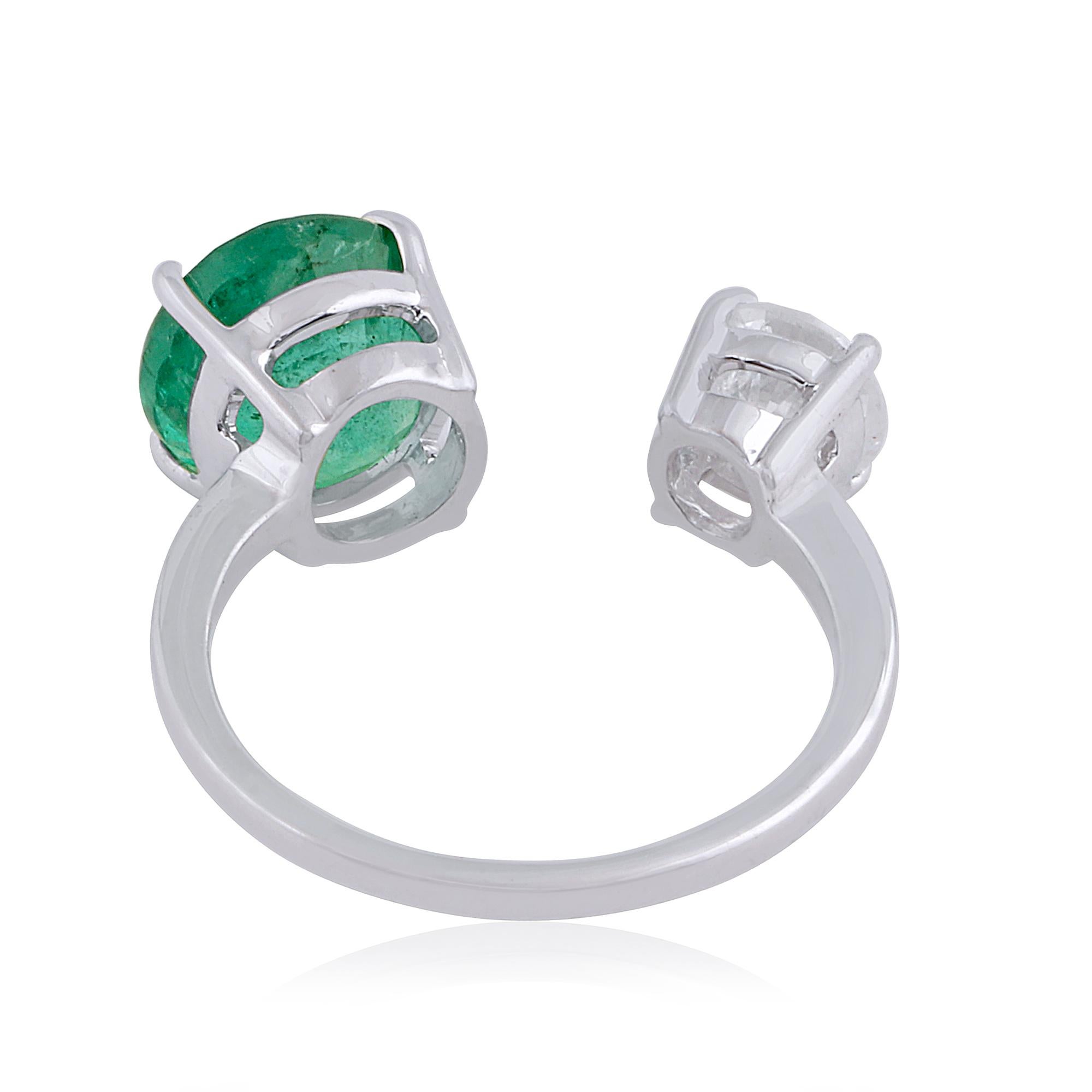 Im Angebot: Facettierter 3,20ct sambischer Smaragd 0,88ct Diamant Zwei Stein Ring 18k Weißgold () 2