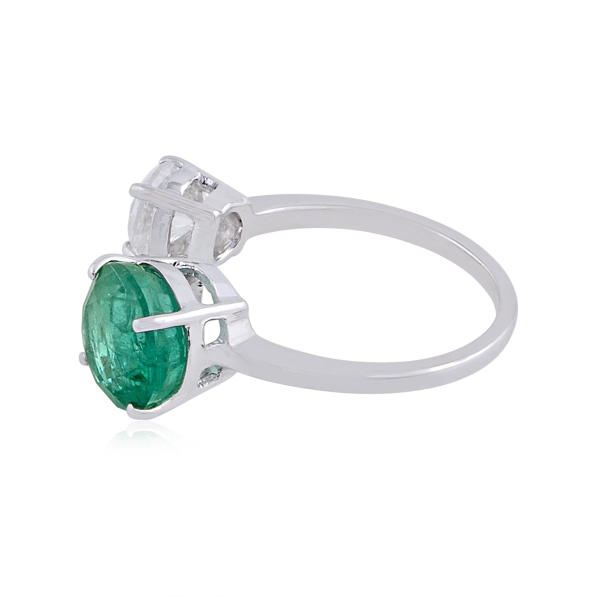 Im Angebot: Facettierter 3,20ct sambischer Smaragd 0,88ct Diamant Zwei Stein Ring 18k Weißgold () 3