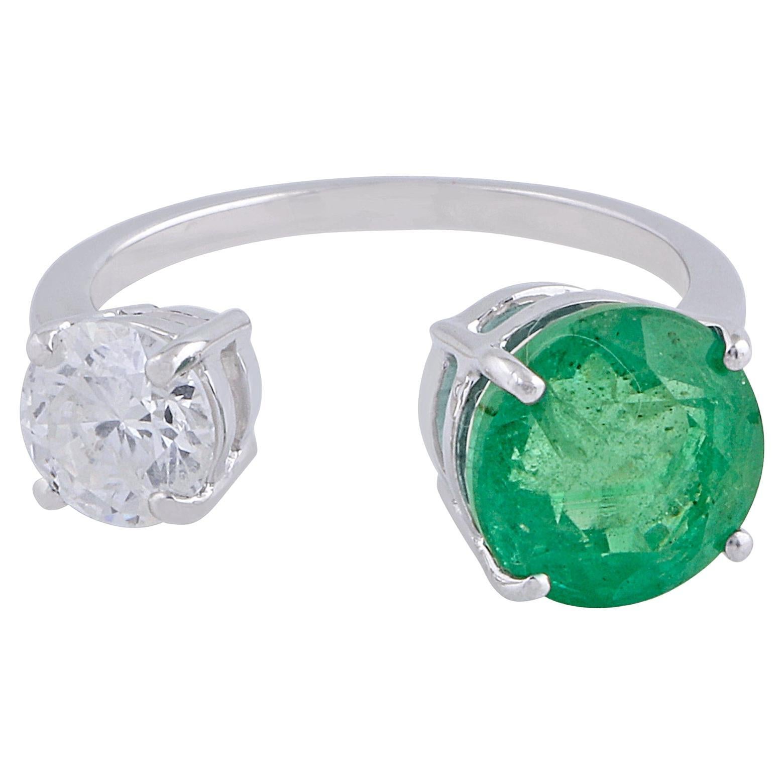 Im Angebot: Facettierter 3,20ct sambischer Smaragd 0,88ct Diamant Zwei Stein Ring 18k Weißgold ()