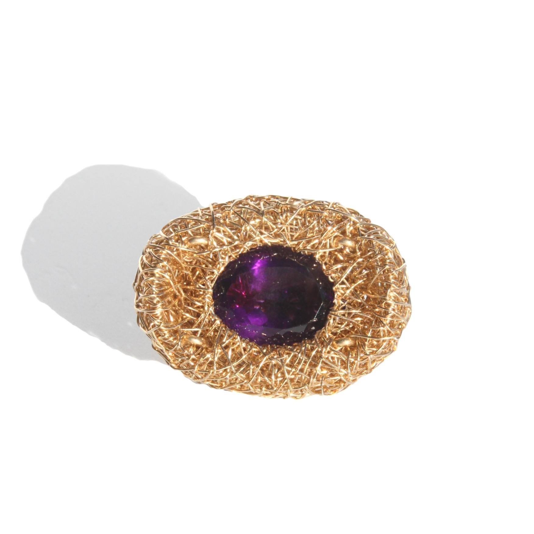Contemporain Améthyste facettée en coupe ovale en or 14kt F Bague de cocktail par l'Artistics en vente