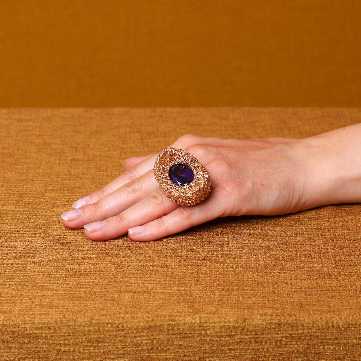 Améthyste facettée en coupe ovale en or 14kt F Bague de cocktail par l'Artistics Neuf - En vente à Engelberg, CH