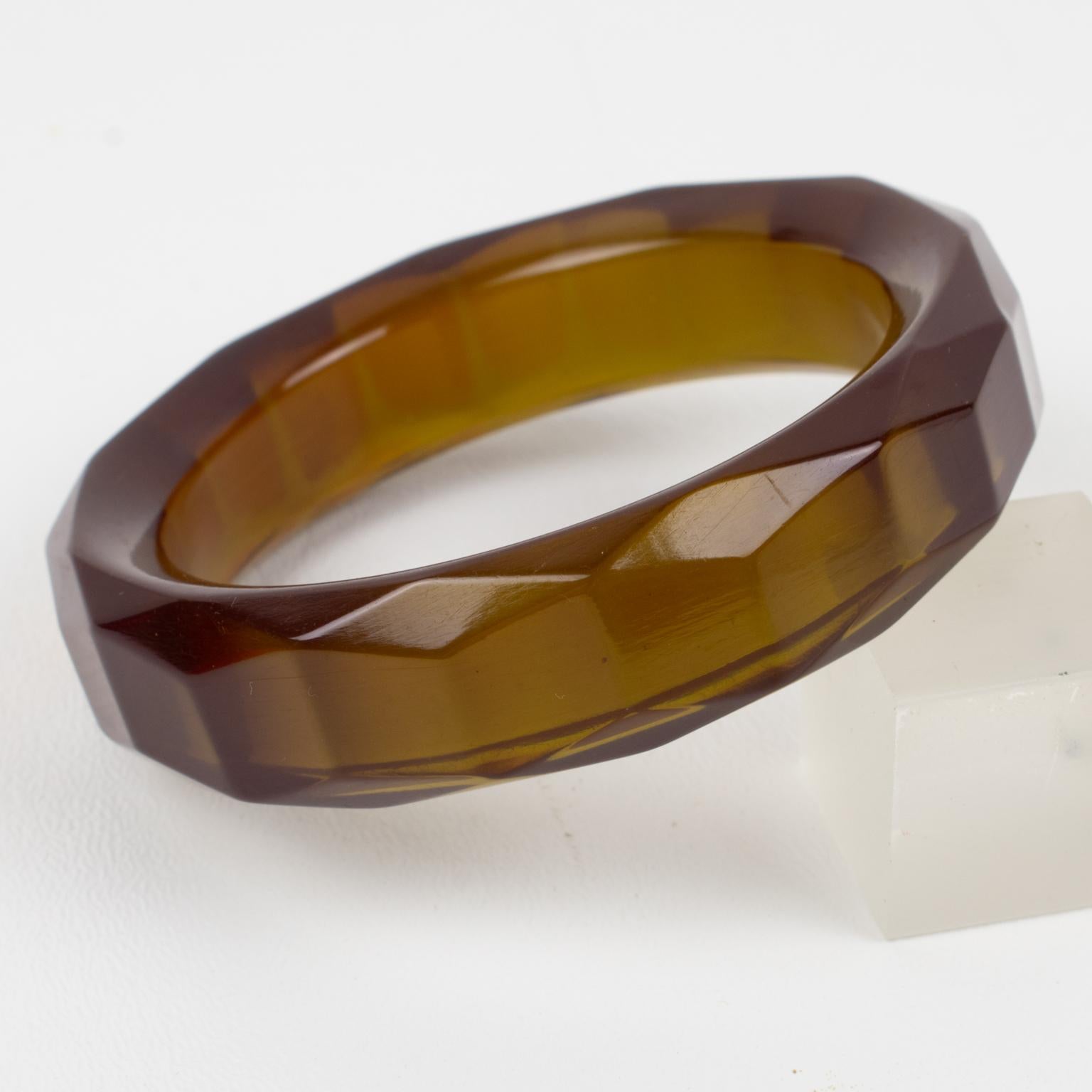 da uomo o donna Bracciale Bangle in bachelite traslucida marrone con intaglio in vendita