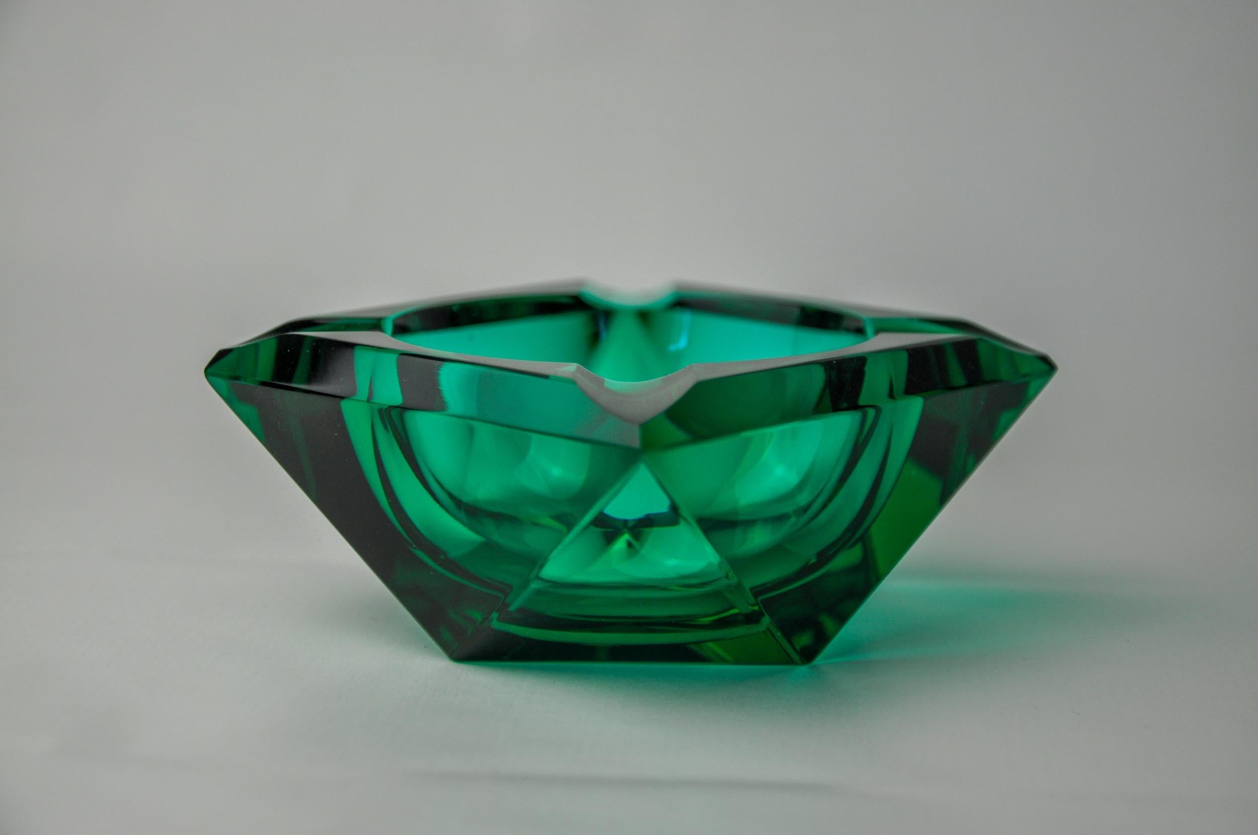 Rare green faceted ashtray designated and made for murano seguso in the 1970s. Superb craftsmanship of glass by venetian master glassmakers. Magnificent object of collection and decoration. Perfect state of conservation without lack or shine. Ref: