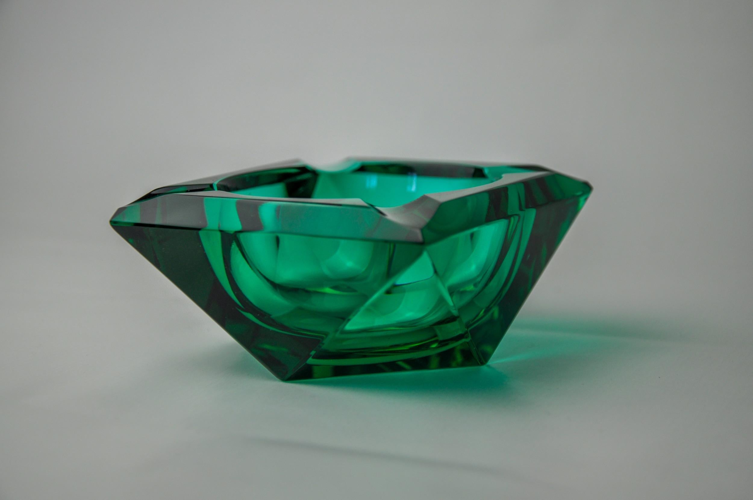 Hollywood Regency Faceted ashtray by Seguso, green murano glass, Italy, 1970 For Sale