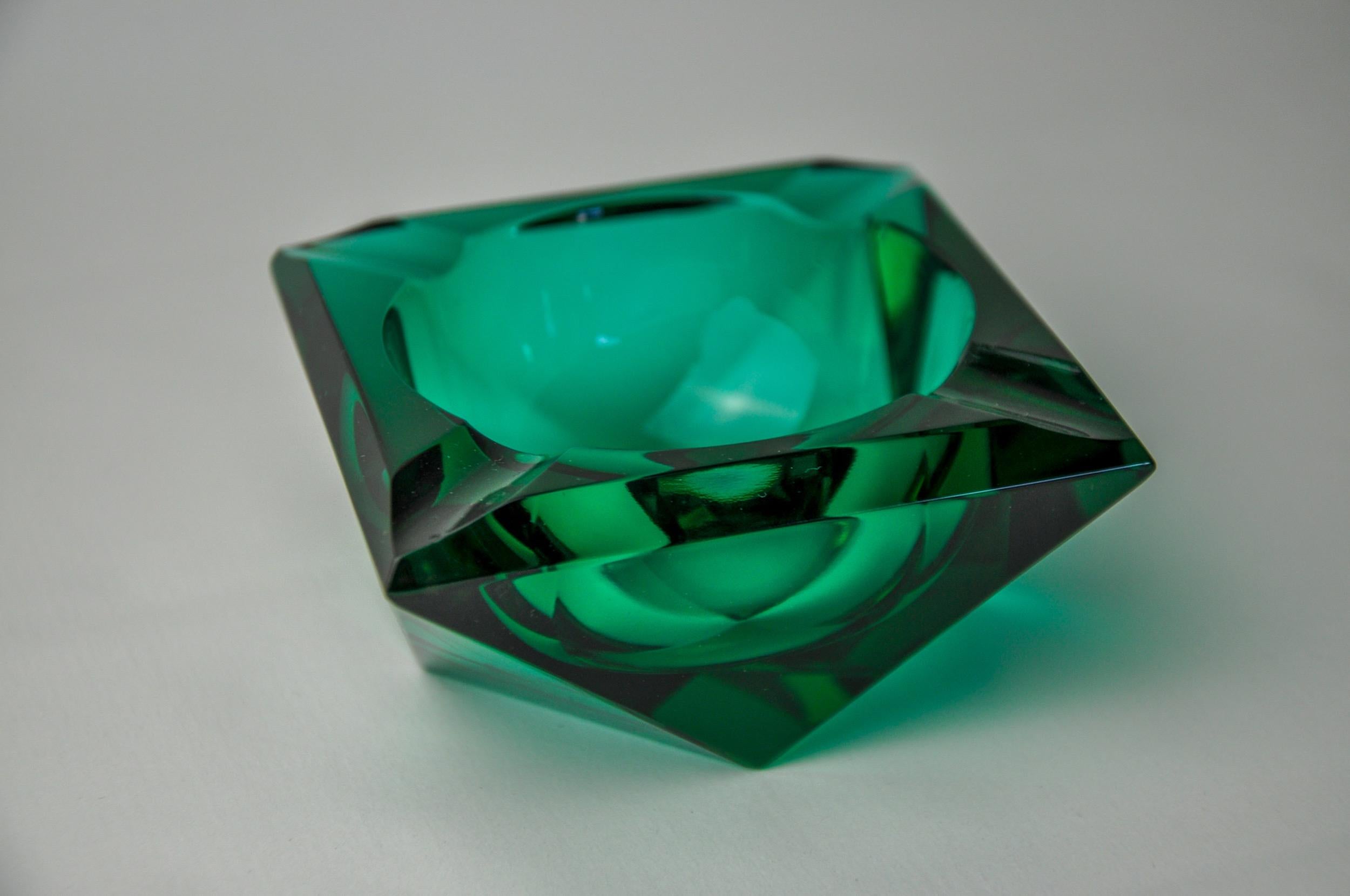 Italian Faceted ashtray by Seguso, green murano glass, Italy, 1970 For Sale