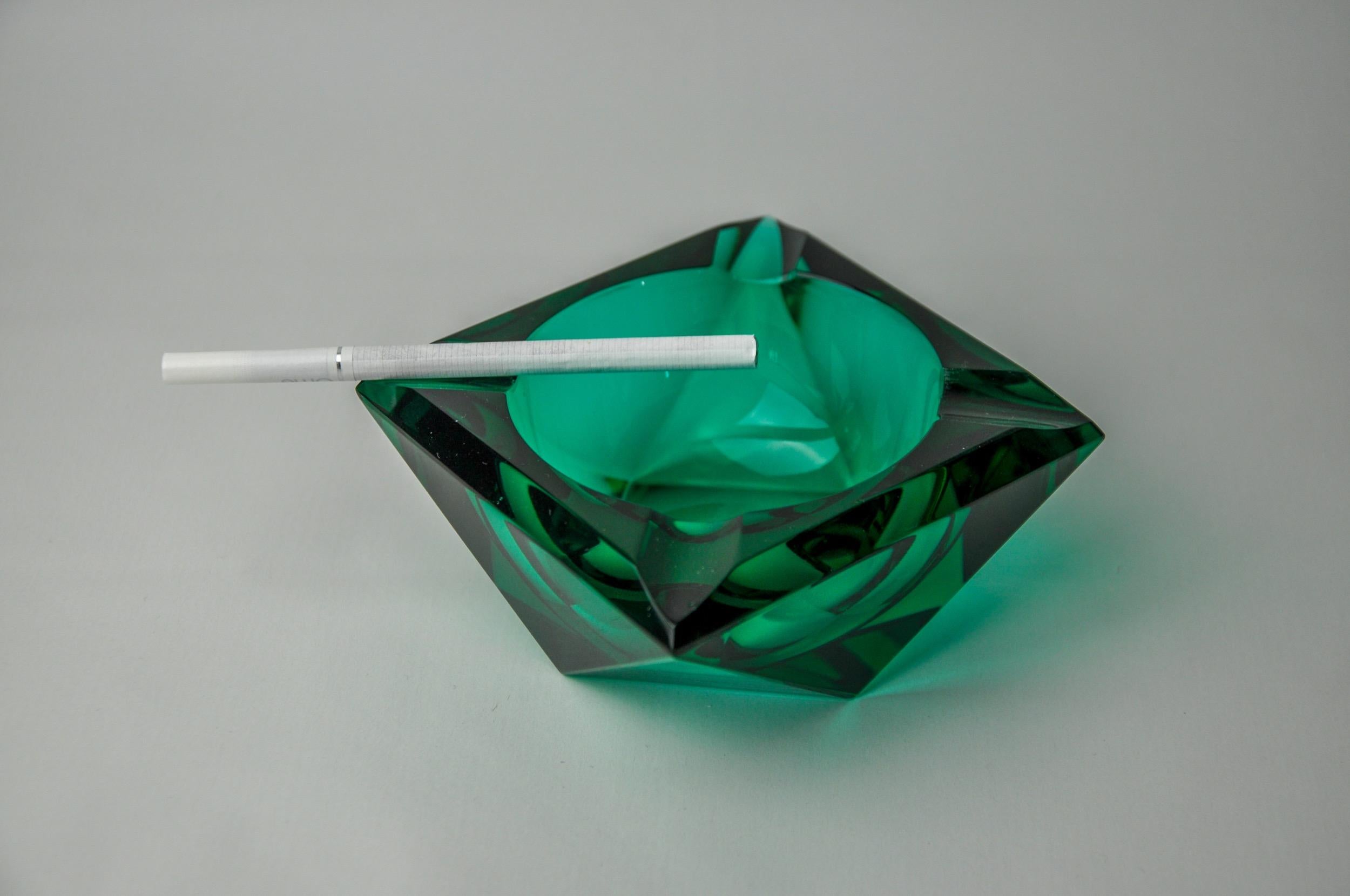 Faceted ashtray by Seguso, green murano glass, Italy, 1970 In Good Condition For Sale In BARCELONA, ES