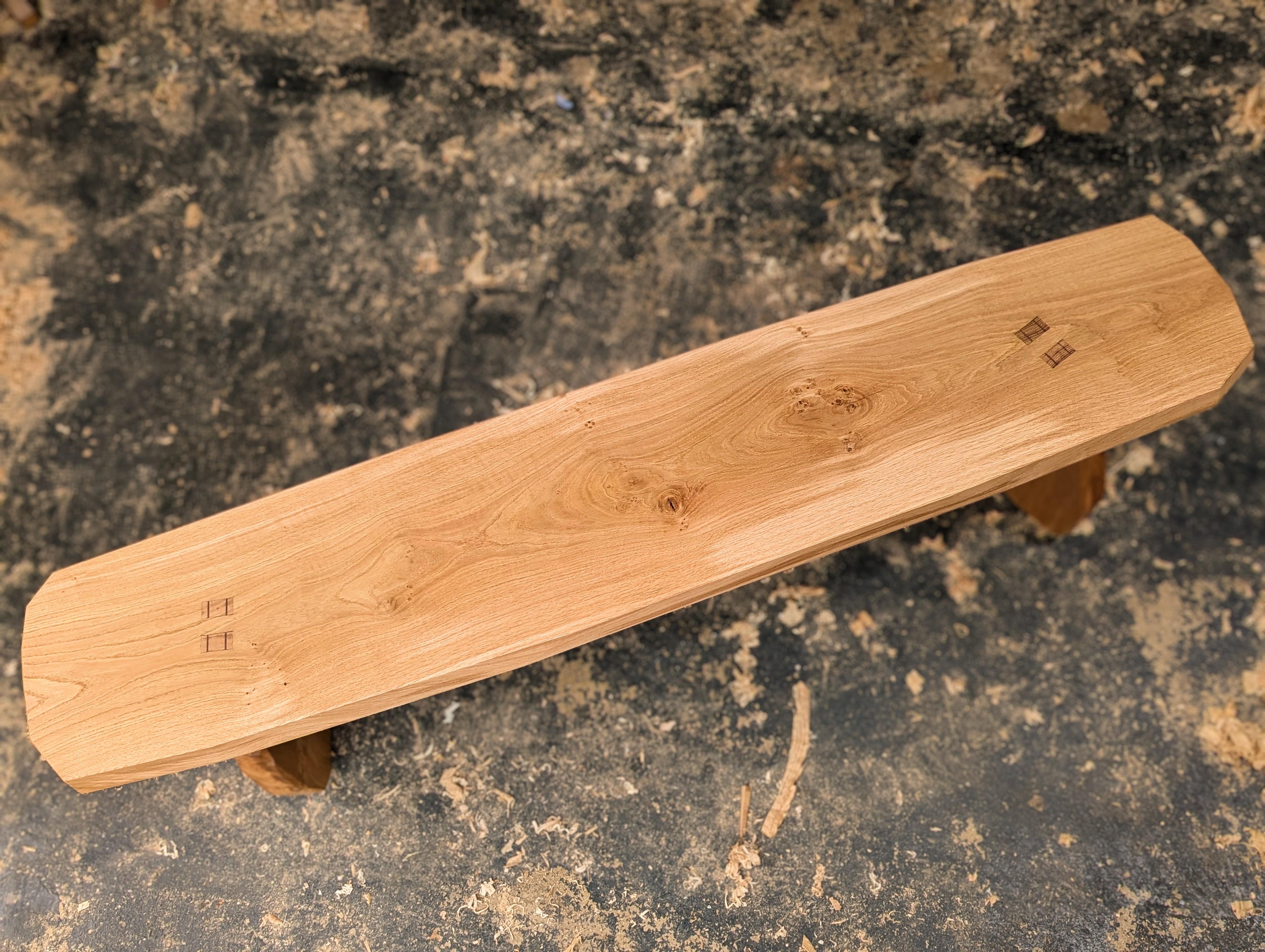 Las facetas talladas de este banco de roble captan la luz de todo tipo de formas sorprendentes cuando te mueves a su alrededor. Inspirado en las rocas que hay bajo los acantilados de Hastings, en la costa sur del Reino Unido, donde vive el