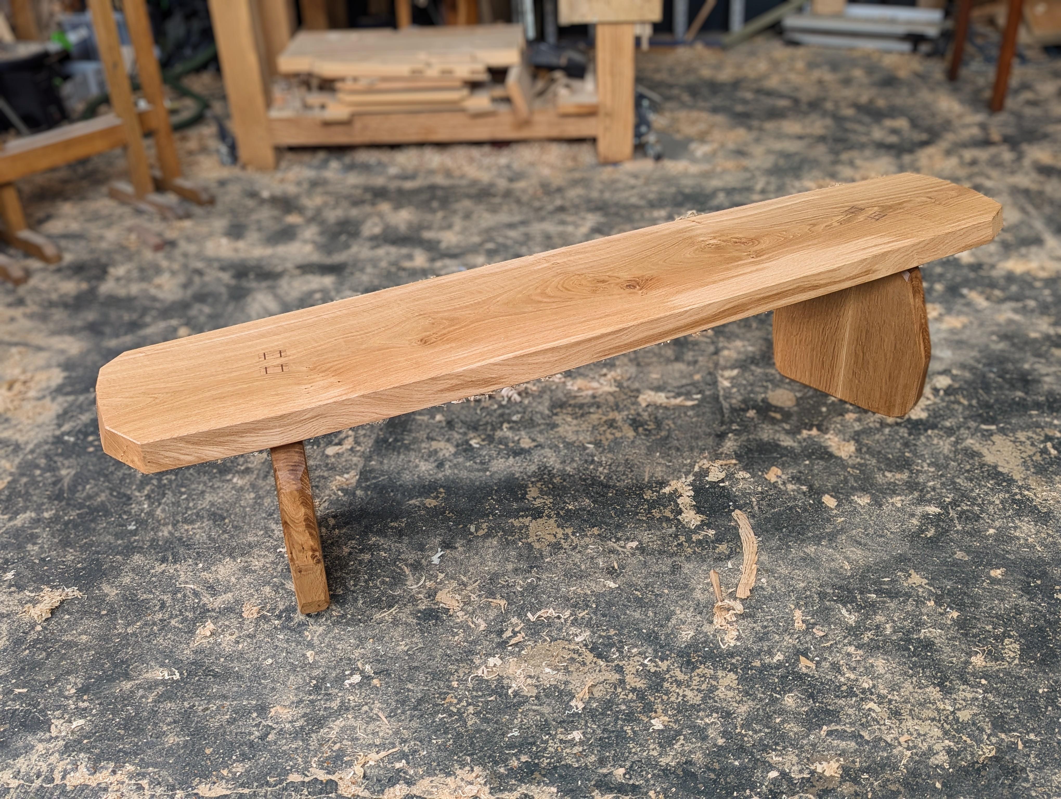 Banco Facetado en Roble by Loose Fit, UK Moderno orgánico en venta