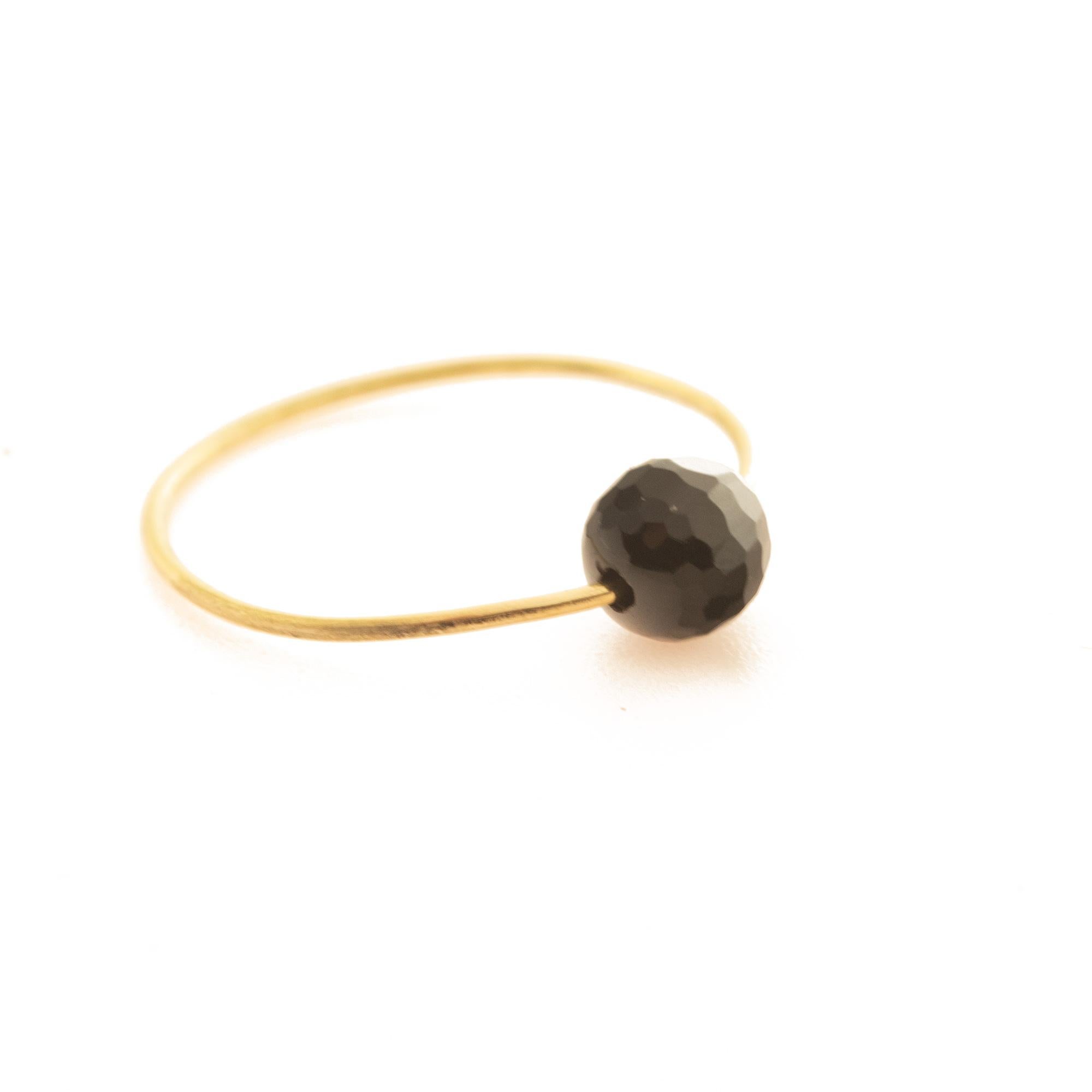 Bague signature INTINI Jewels Earth Planet. Conception de bague contemporaine en or jaune 18 carats.  La passion et l'intensité mélangées dans un seul bijou. Faites-vous plaisir avec un design solide et minimaliste, juste pour un look chic étonnant.