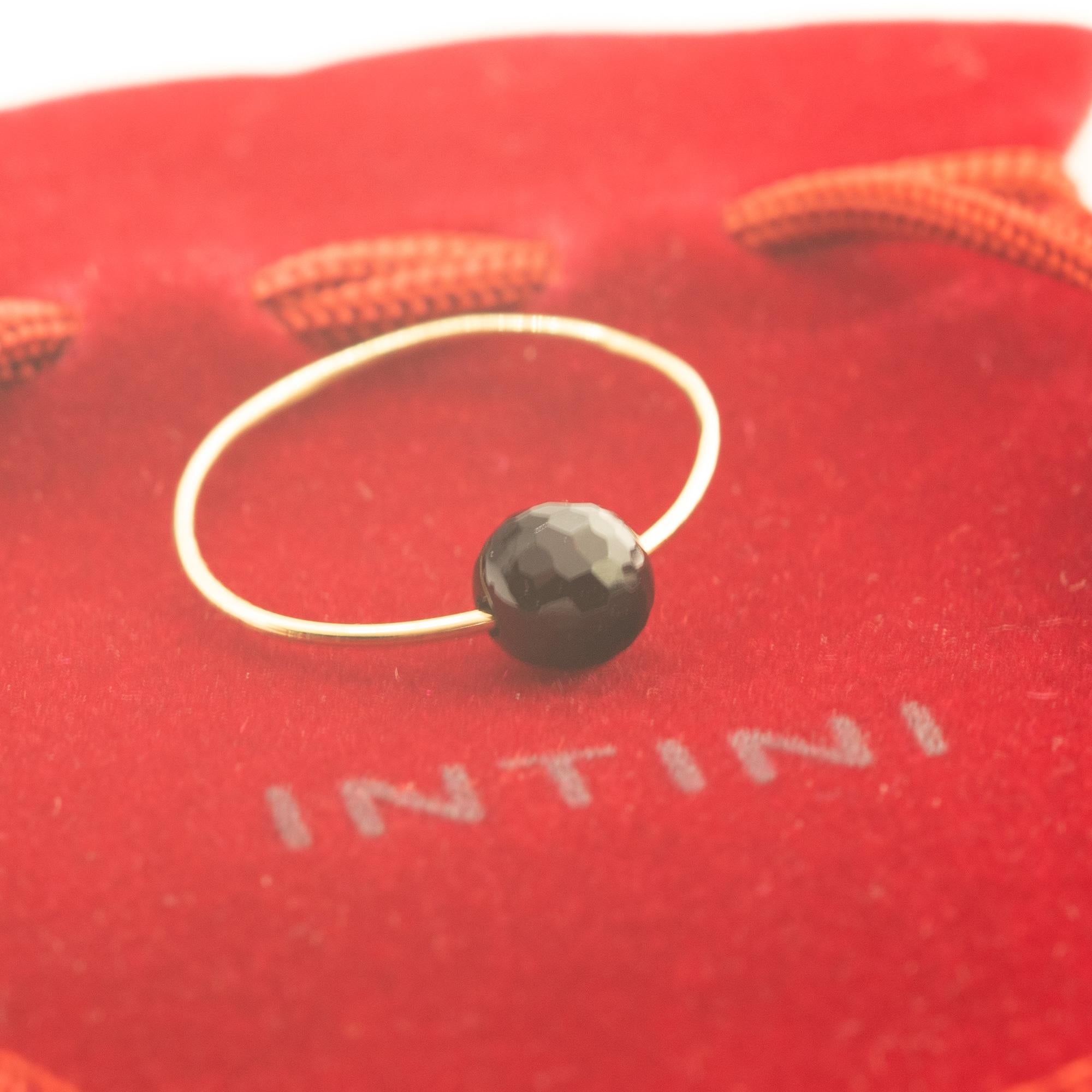 Intini Jewels, bague jonc bohème chic en or jaune 18 carats et onyx noir facetté perlé Unisexe en vente