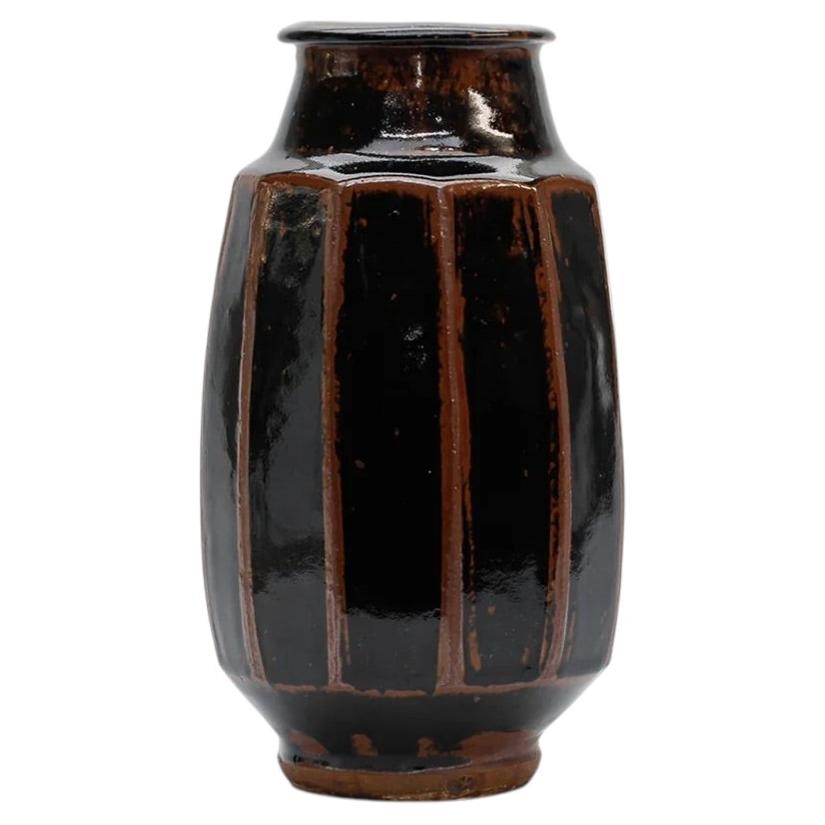 Vase bouteille en Tenmoku noir facetté par le célèbre potier gallois Phil Rogers