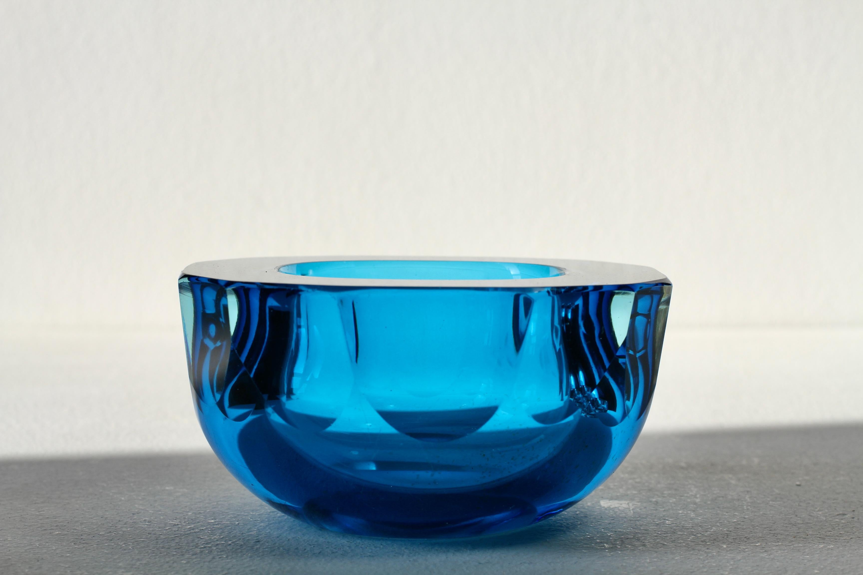 Faceted Blue Murano Midcentury Modern 1960s Sommerso Diamond Cut Glass Bowl In Good Condition For Sale In Landau an der Isar, Bayern