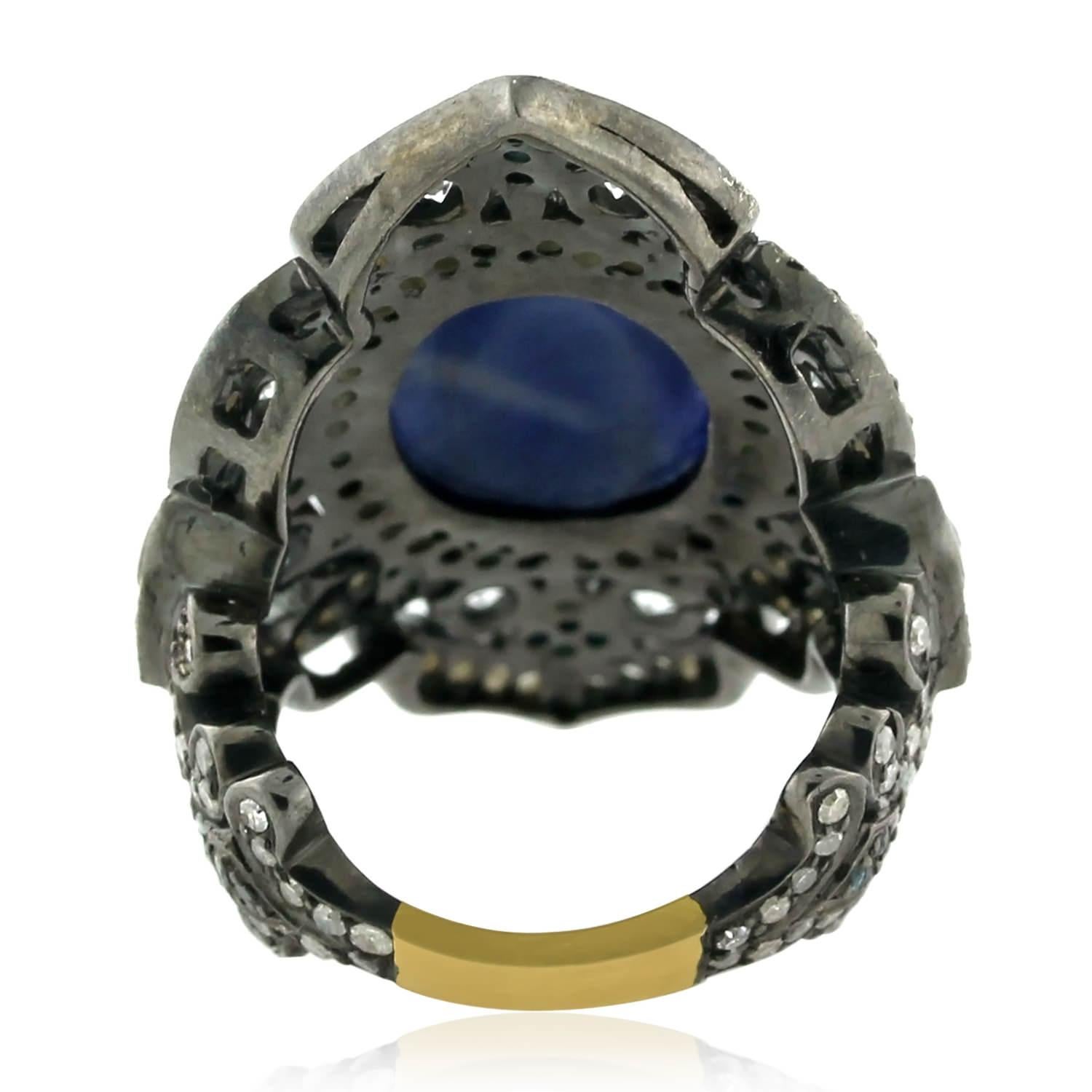 18k:0.91g,
Diamond:1.84ct,
Silver:10.51gm,
Sapphire:10.00ct
Dimensioni: 26X147X29M