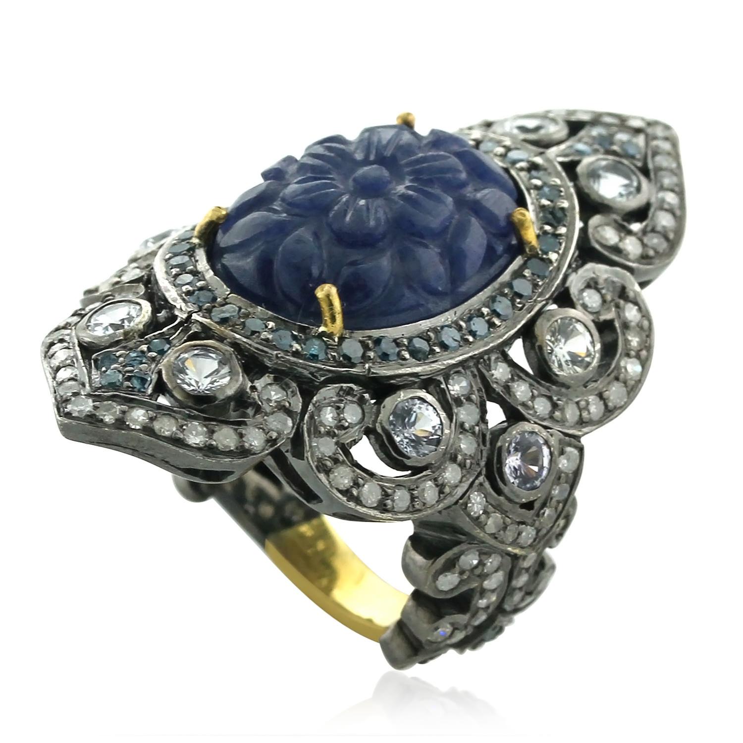 Artigiano Anello da cocktail con zaffiro blu sfaccettato in oro e argento 18k in vendita