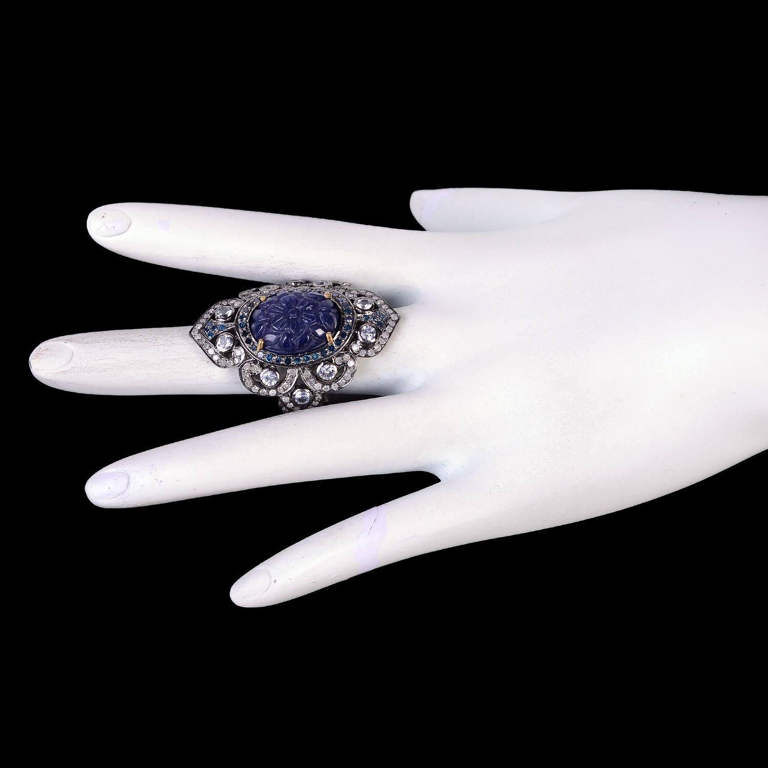 Taglio misto Anello da cocktail con zaffiro blu sfaccettato in oro e argento 18k in vendita