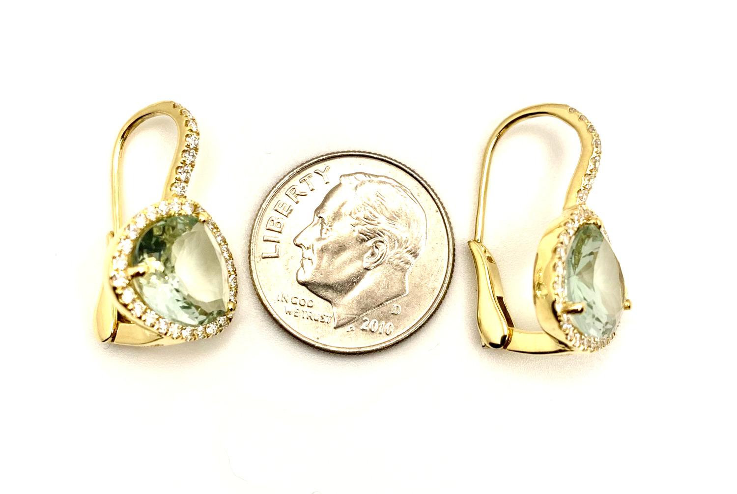 Pendientes de Gota de Topacio Azul y Halo de Diamantes en Oro Amarillo, 5,49 Quilates Totales Artesano en venta