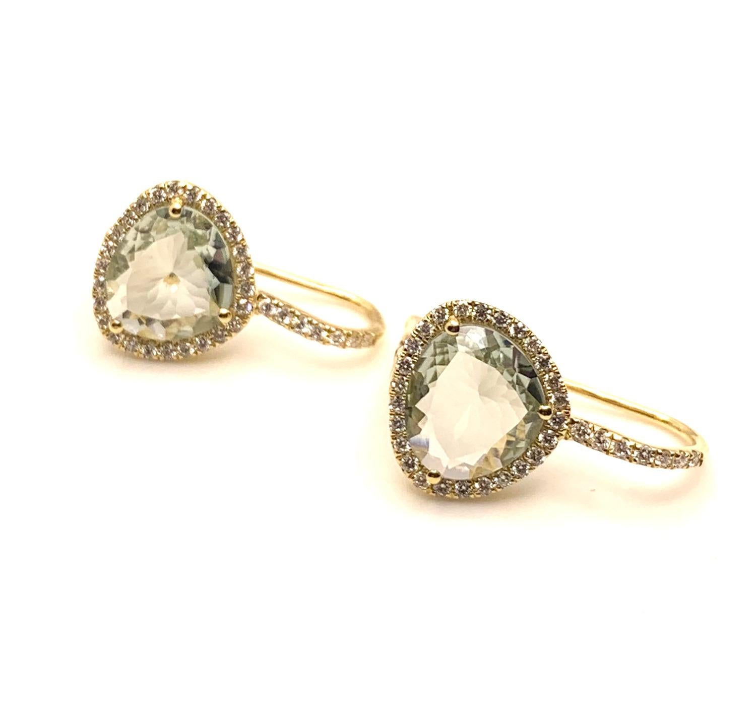 Pendientes de Gota de Topacio Azul y Halo de Diamantes en Oro Amarillo, 5,49 Quilates Totales Corte brillante en venta