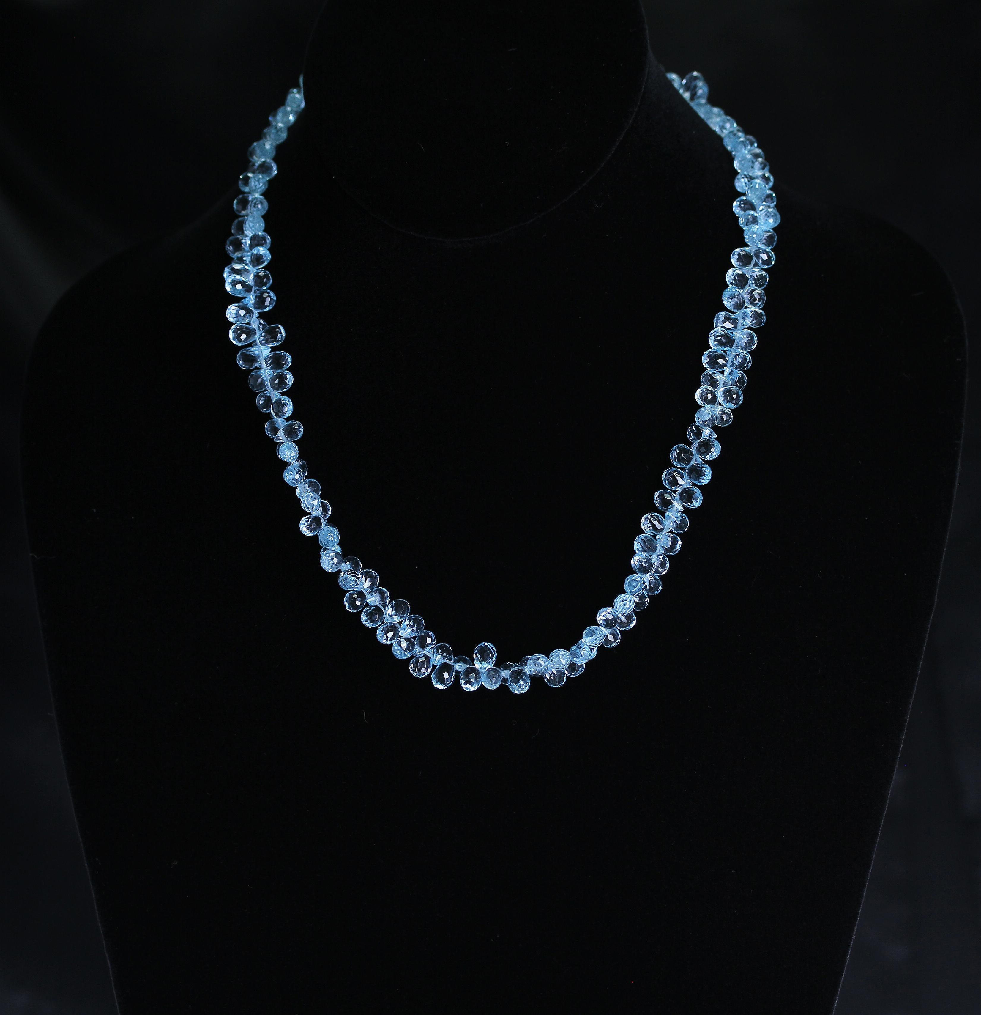 Collar de gota de topacio azul genuino facetado, blanco de 14 quilates en Excelente estado para la venta en New York, NY