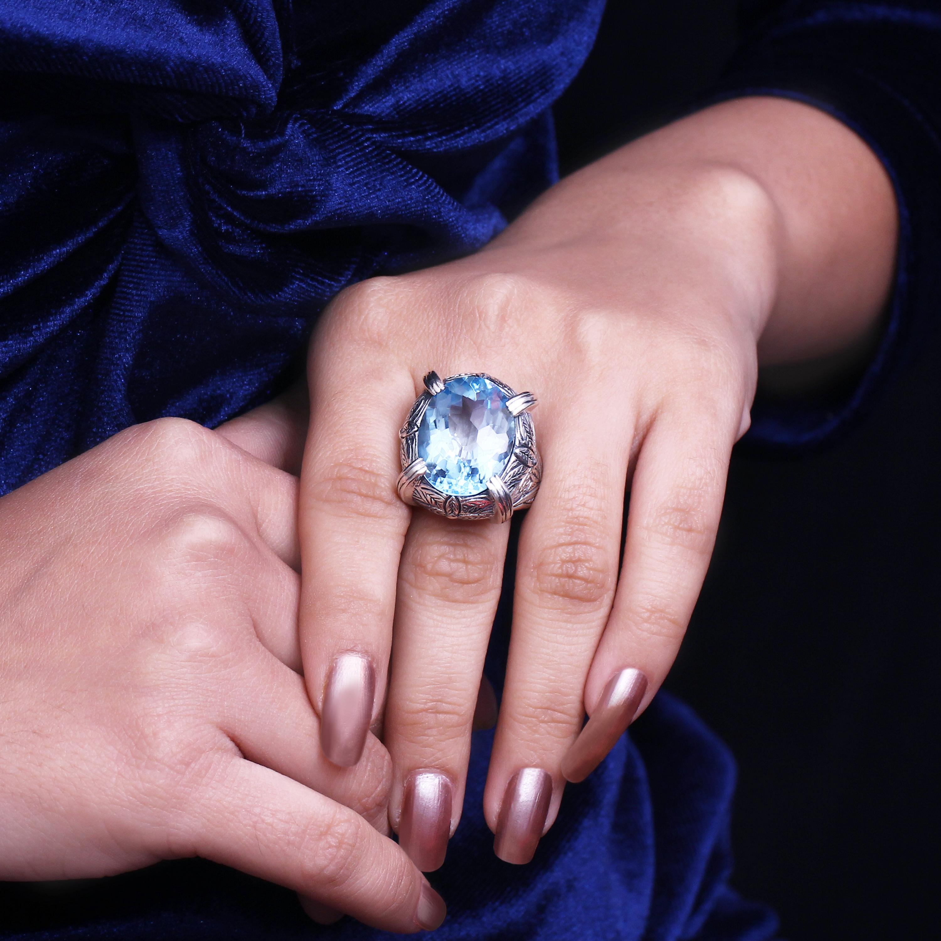 Taille ovale Bague à topaze bleue facettée en argent sterling gravé en vente