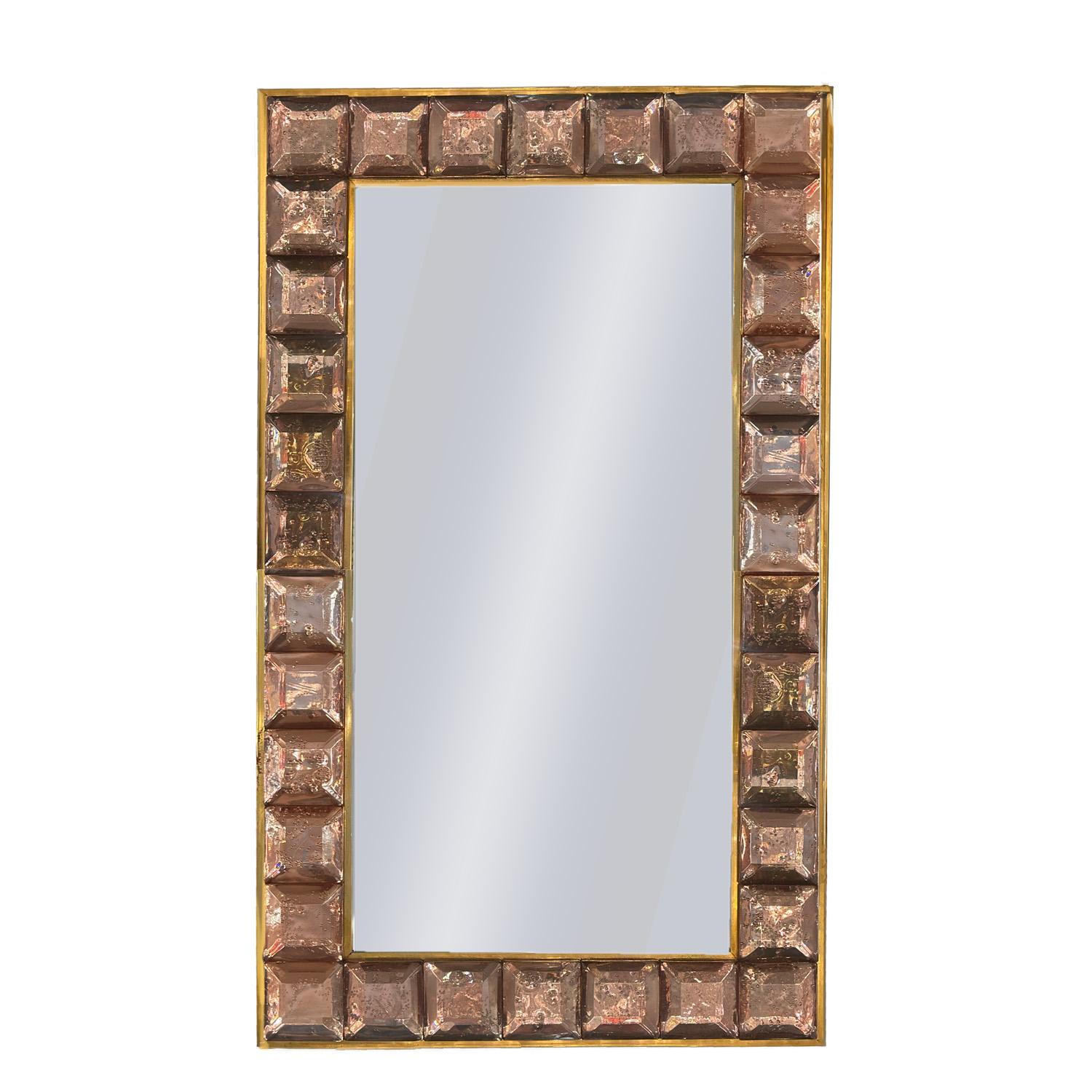 Moderne Miroir de Murano blush facetté et encadré de laiton en vente