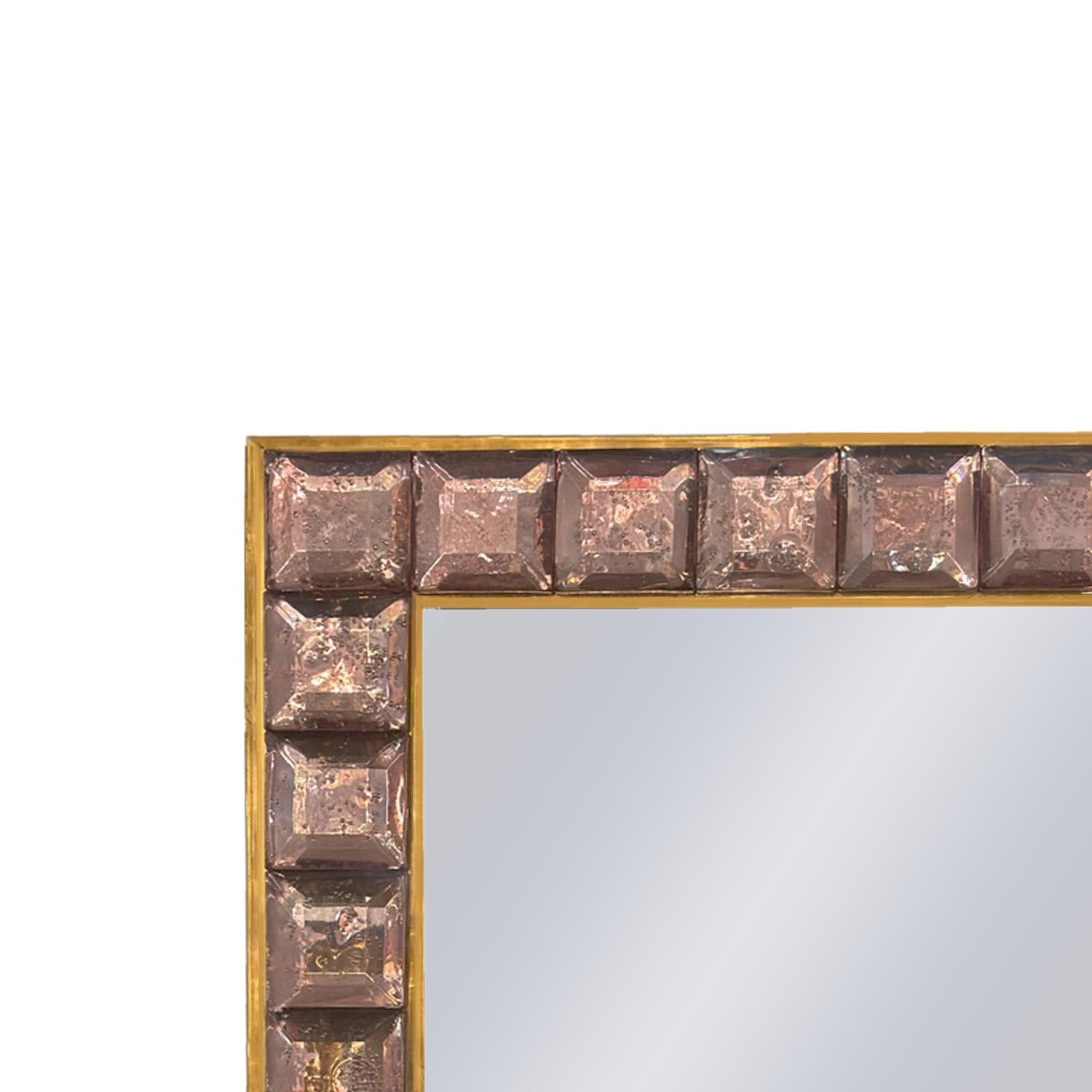 italien Miroir de Murano blush facetté et encadré de laiton en vente
