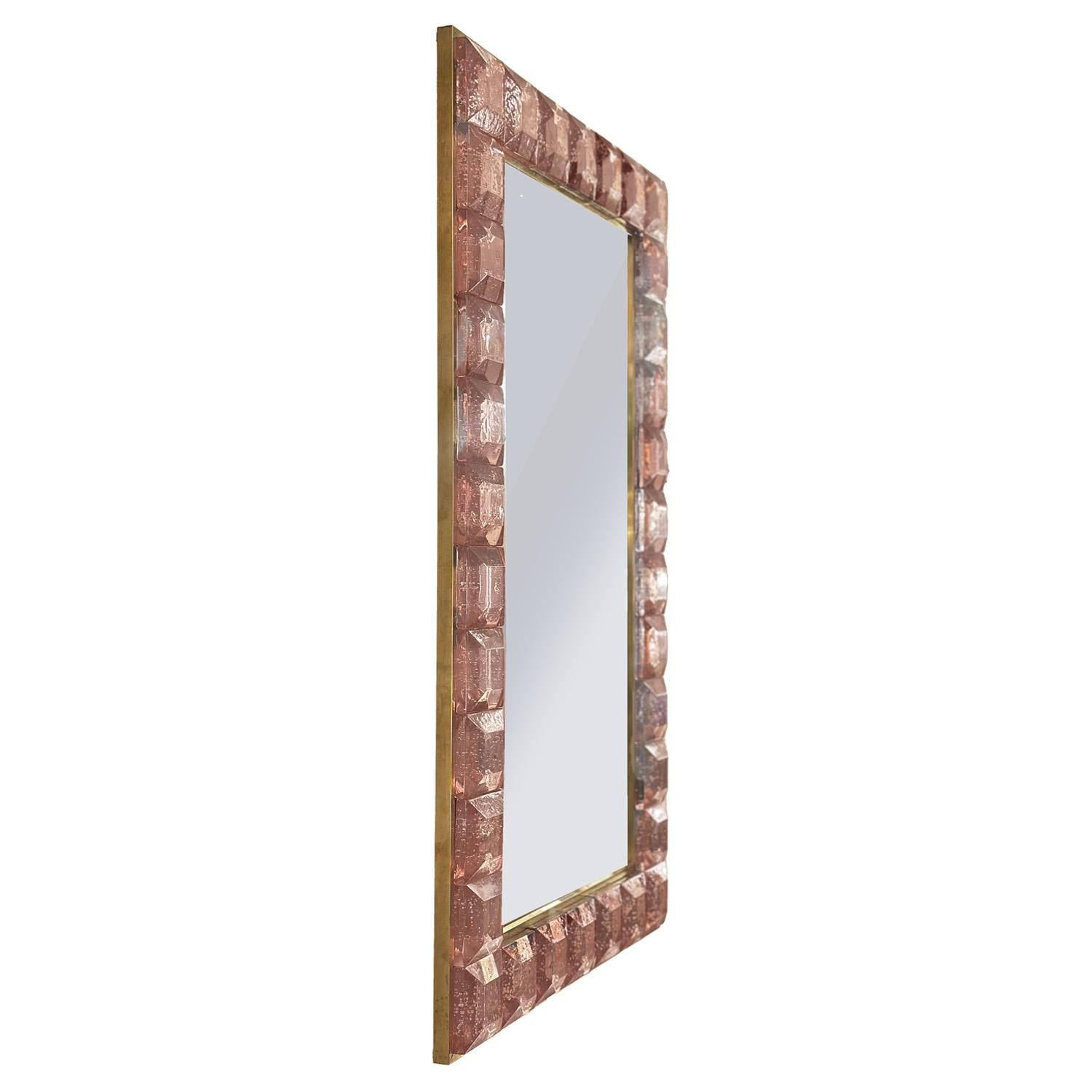Fait main Miroir de Murano blush facetté et encadré de laiton en vente