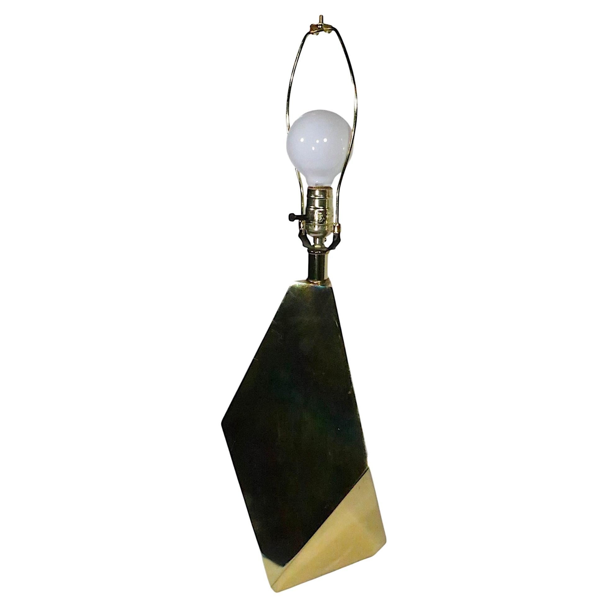Facettierte Messing-Tischlampe von Nate Berkus im Angebot