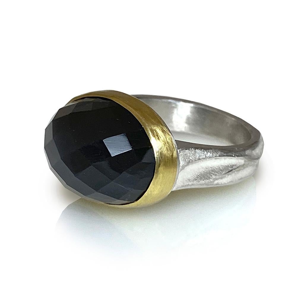 K.Mita's  Der Ring Bruna aus der Sand Dune Collection'S ist mit einem 14-karätigen, facettierten Schokoladenmondstein in einer Lünette aus 18-karätigem Gelbgold und einem Schaft aus Sterlingsilber besetzt. Der handgefertigte zeitgenössische Ring ist