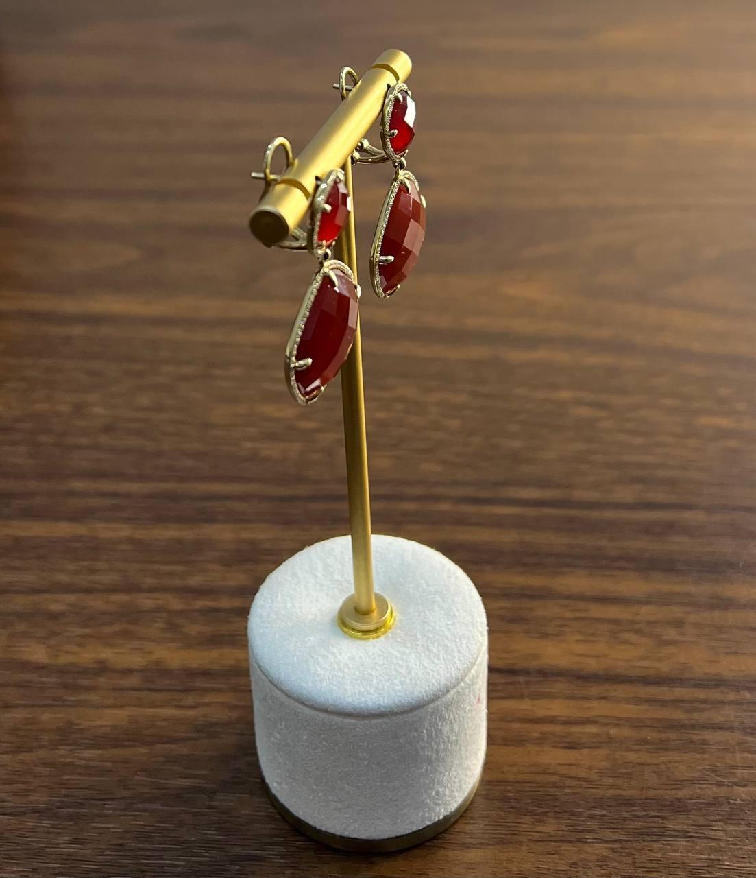 De las mujeres Pendientes facetados de cornalina naranja roja con halo de diamantes en oro amarillo de 14 quilates en venta