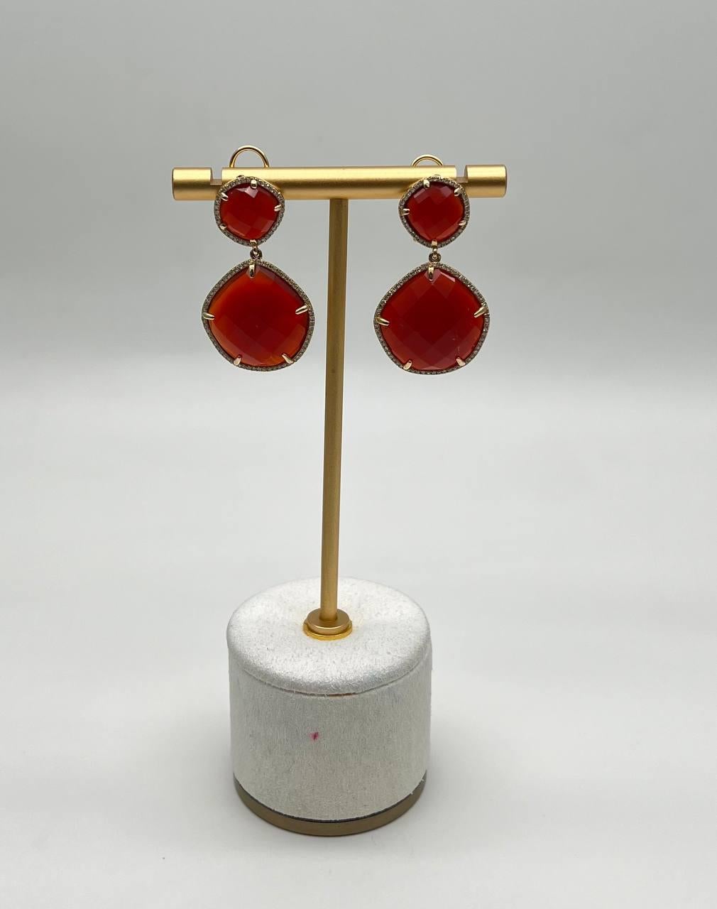 Pendientes facetados de cornalina naranja roja con halo de diamantes en oro amarillo de 14 quilates en venta 2