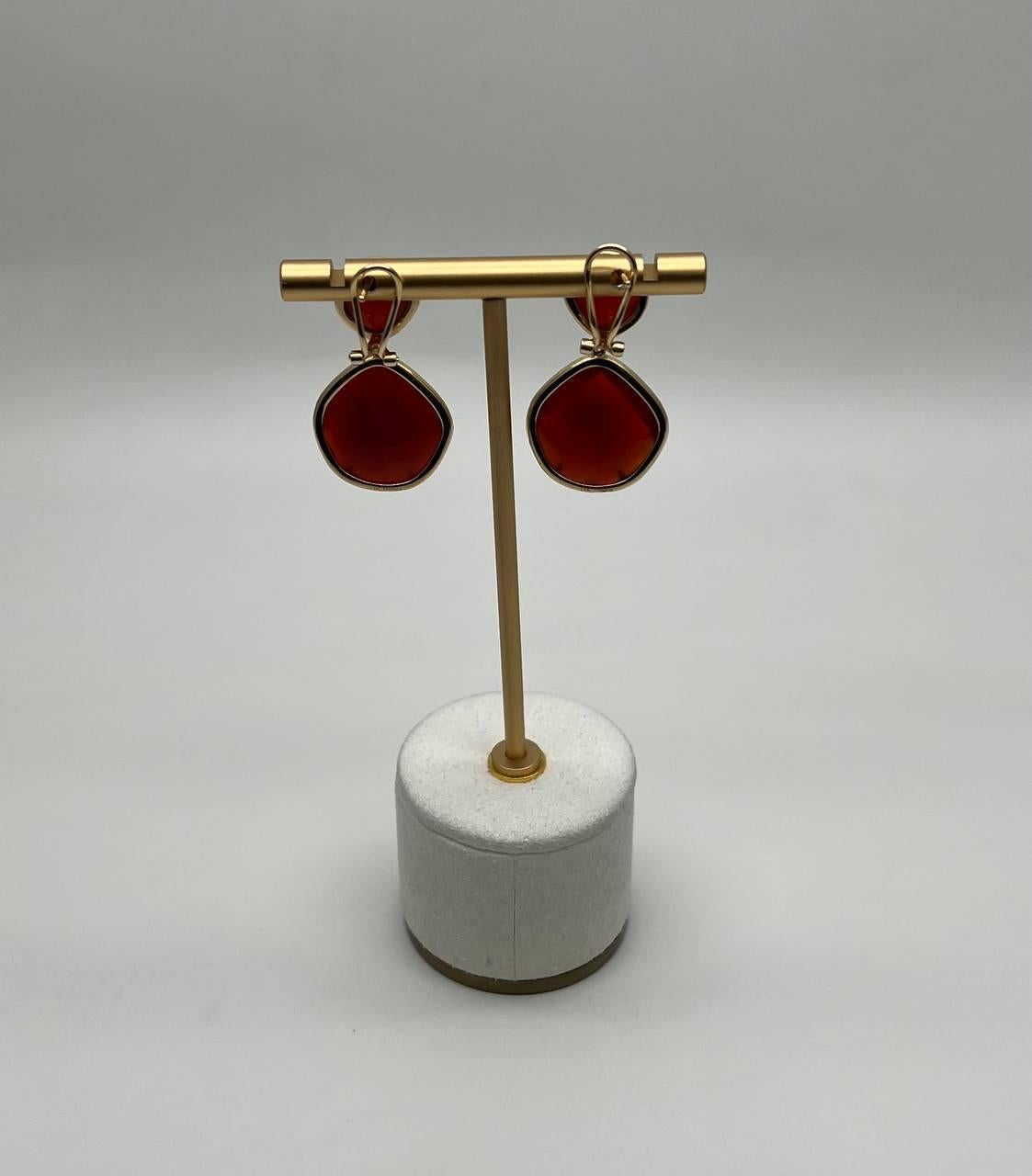 Pendientes facetados de cornalina naranja roja con halo de diamantes en oro amarillo de 14 quilates en venta 4