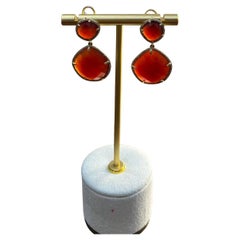 Pendientes facetados de cornalina naranja roja con halo de diamantes en oro amarillo de 14 quilates