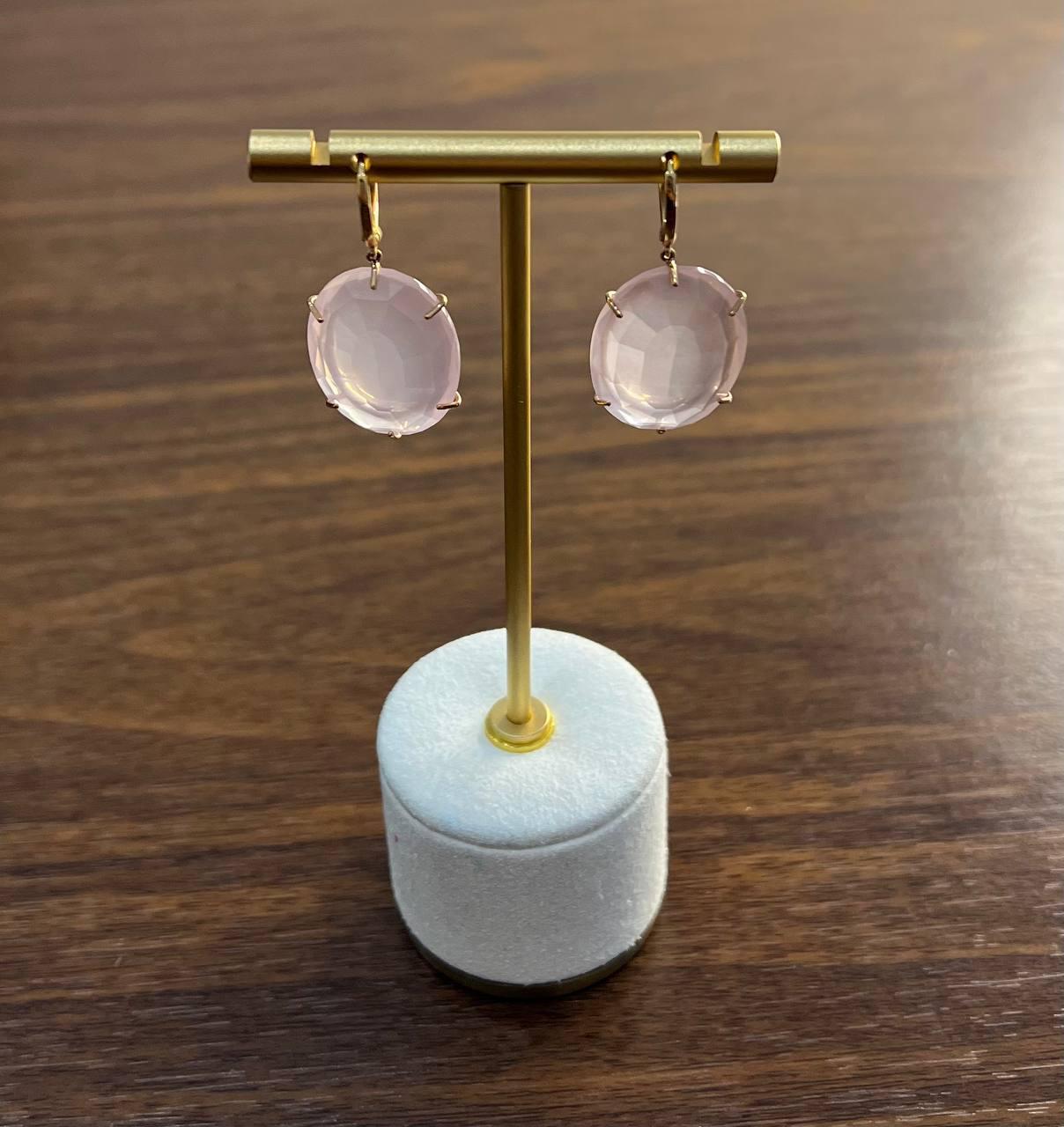 Eleganza con questi splendidi orecchini in oro 14K.

La morbida tonalità rosa di questi quarzi rosa offre un fascino sottile e sofisticato, ideale per ogni occasione.

Delicato, raffinato e senza tempo. Con cornice a raggiera di diamanti naturali.