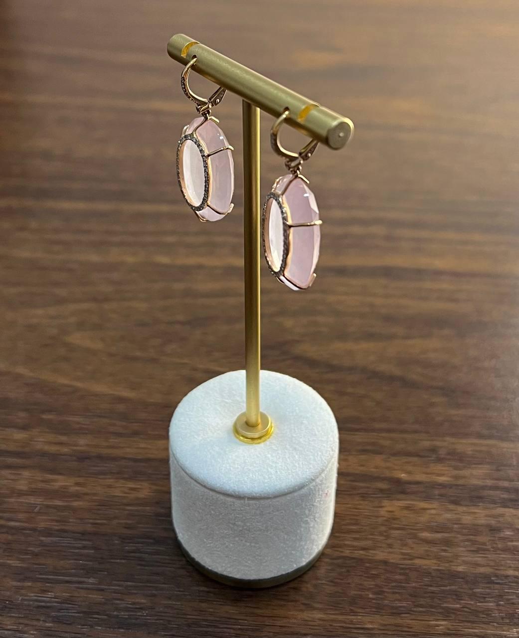 Cabochon Orecchini sfaccettati con cabochon di quarzo rosa e diamanti con montatura a raggiera in oro 14K in vendita