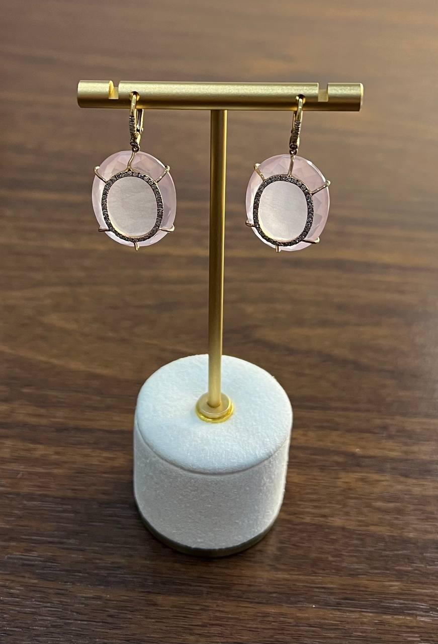 Orecchini sfaccettati con cabochon di quarzo rosa e diamanti con montatura a raggiera in oro 14K in vendita 1