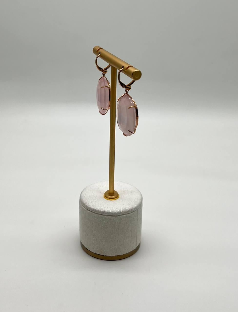 Orecchini sfaccettati con cabochon di quarzo rosa e diamanti con montatura a raggiera in oro 14K in vendita 4