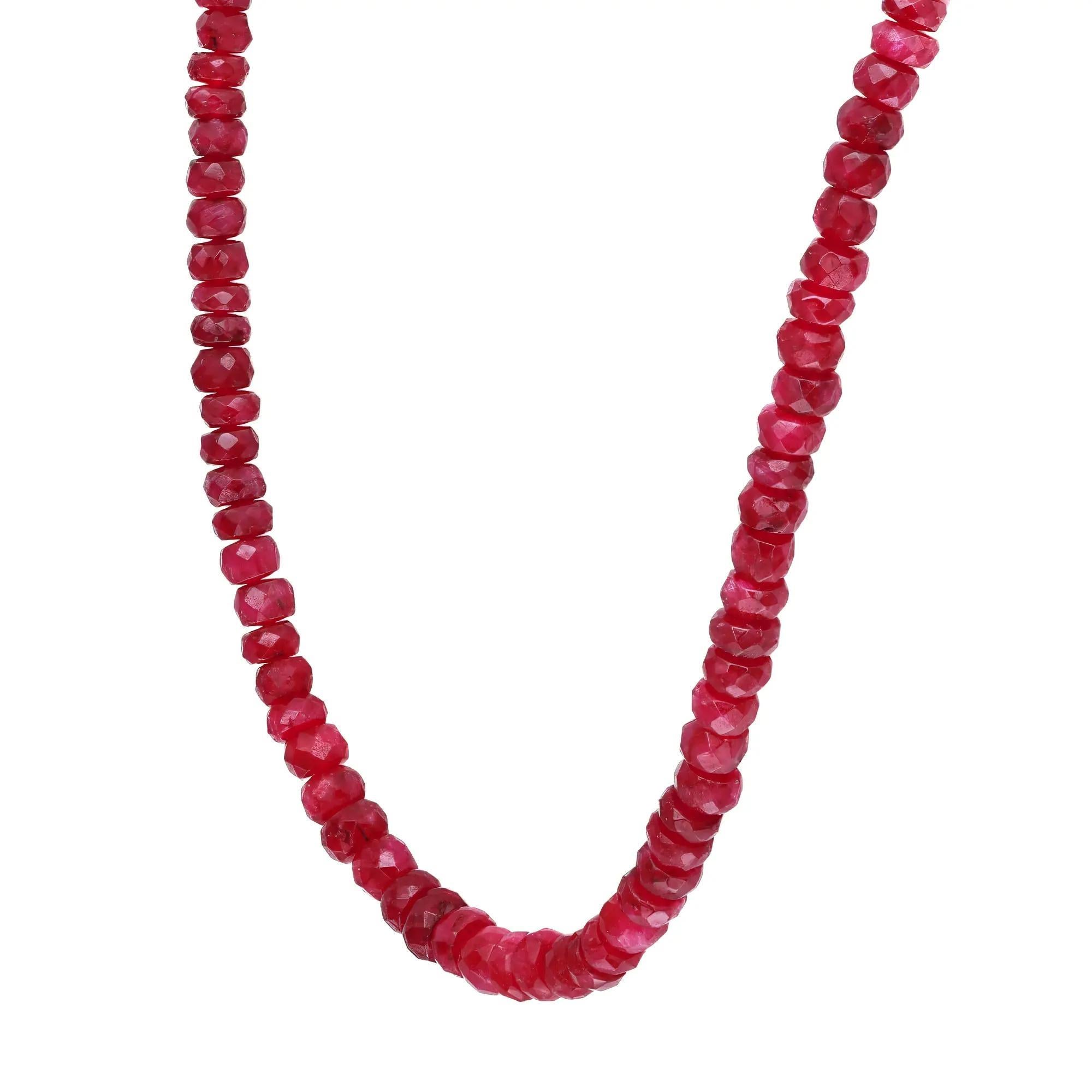 Ornez ce magnifique collier à un seul brin pour un look étonnant. Ce collier présente des perles de rubis cabochon facettées, bien assorties. Fabriqué à la main à la perfection. Longueur du collier : 20 pouces. Poids total 19.41 grammes. Très bon