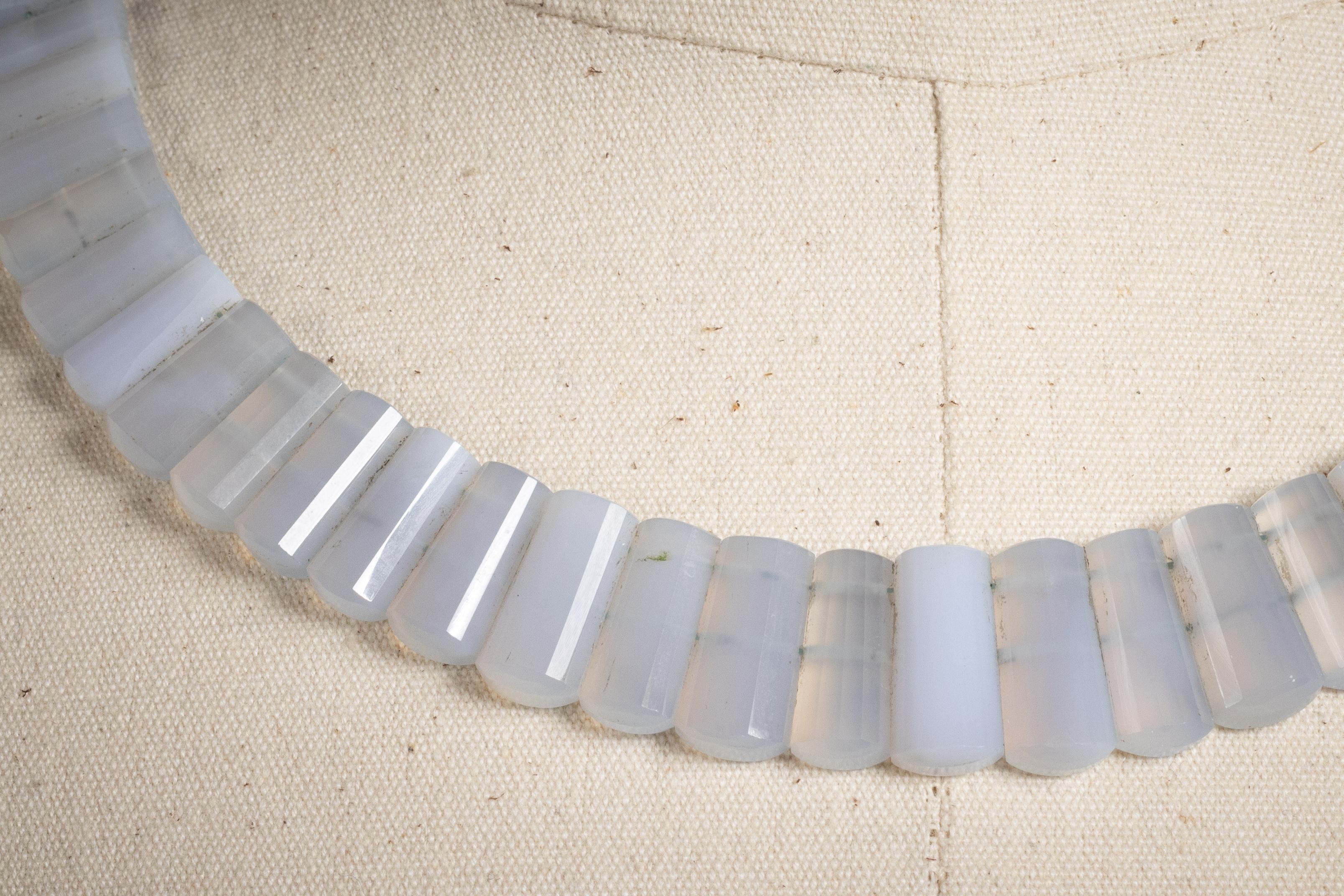 Eine schöne Perlenkette aus natürlichen Chalcedon-Edelsteinen mit Facettenschliff.  Leicht abgestufte Steine, die an der Unterseite flach auf der Haut aufliegen und oben abgerundet und abgeschrägt sind, um das Licht einzufangen.  Steine insgesamt 76