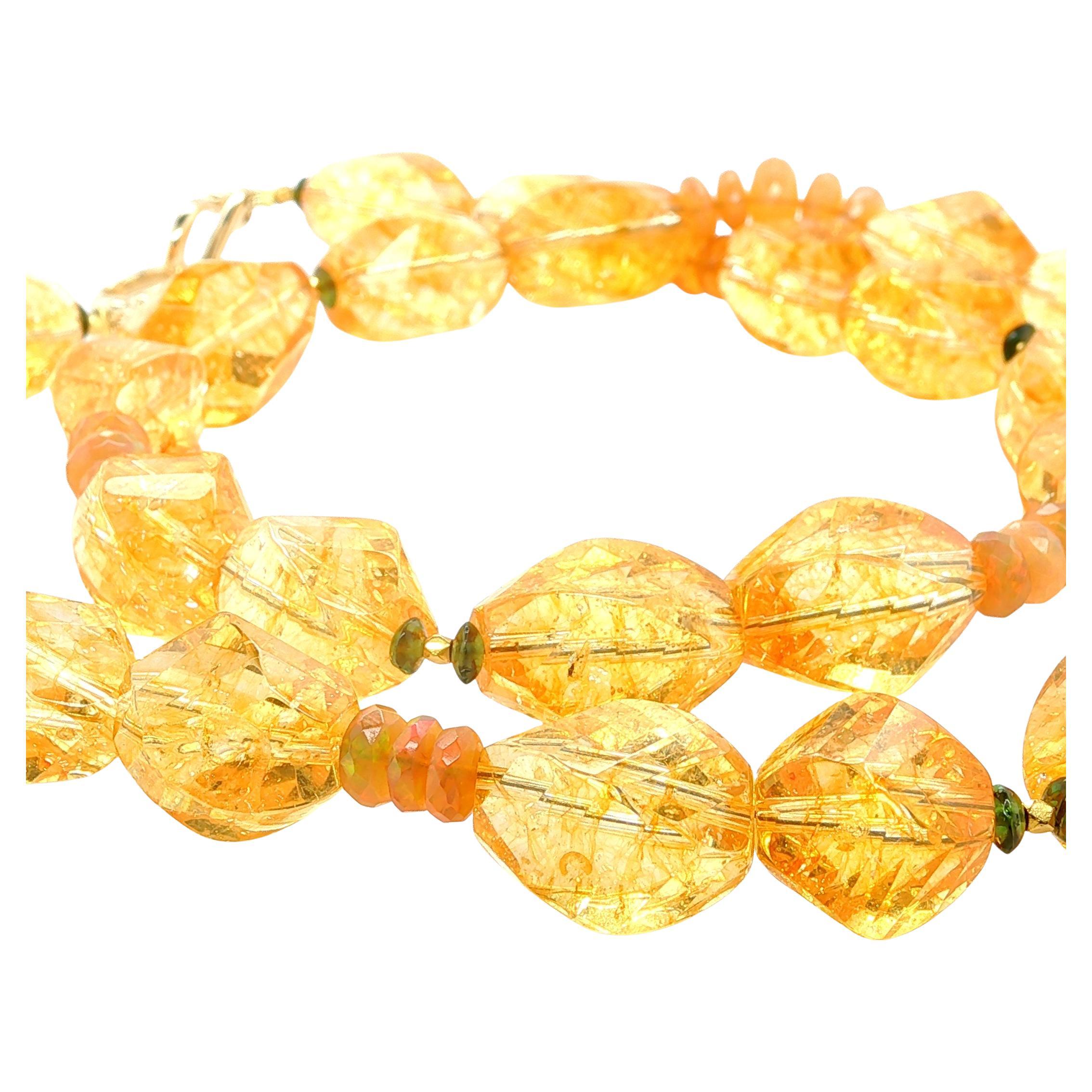 Questa splendida collana presenta perle di citrino sfaccettato color miele e opale di fuoco arancione brillante, disposte ad arte con diopside di cromo verde ricco e accenti in oro giallo. I citrini sono grandi cristalli a forma libera di circa 1/2